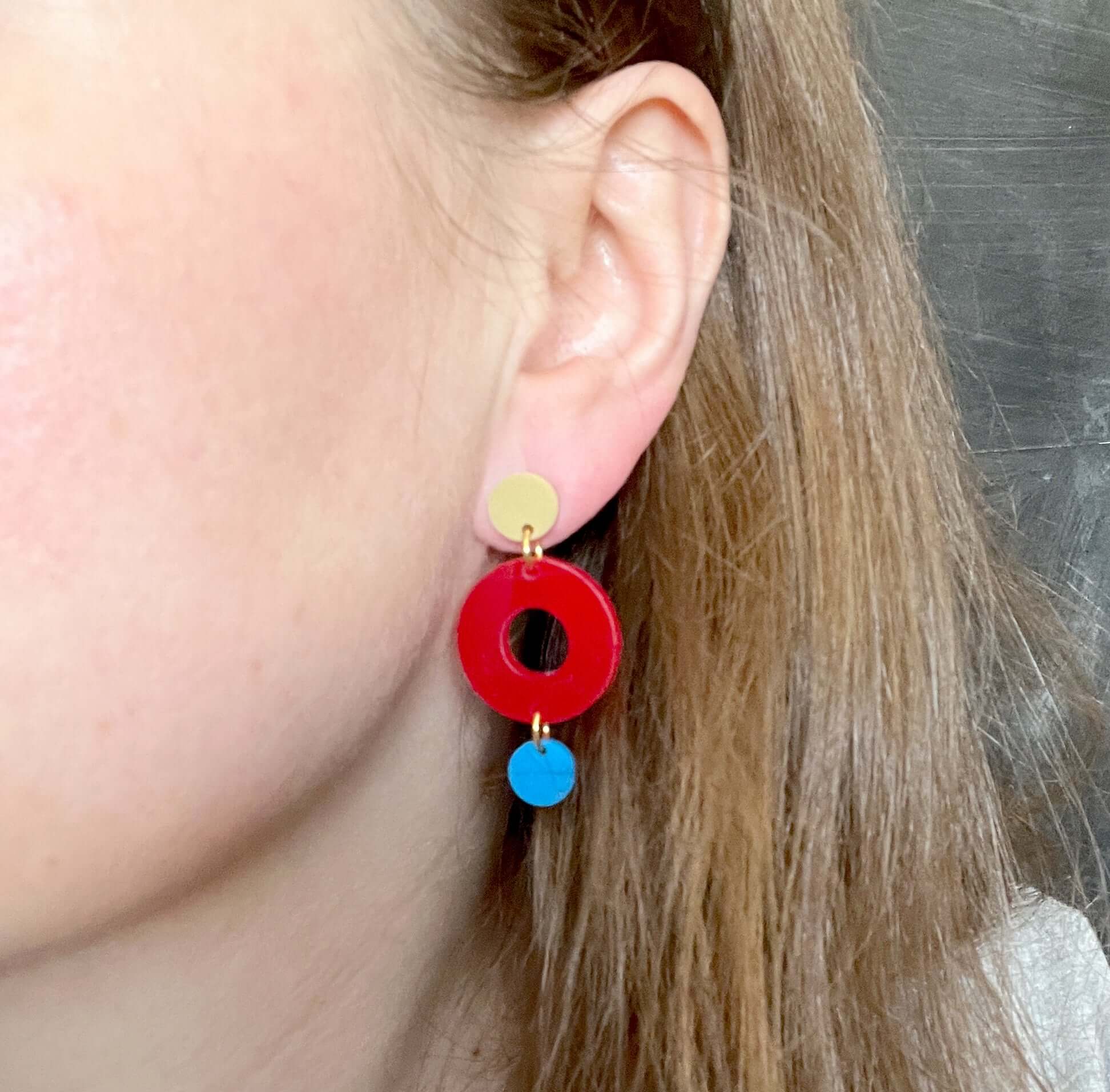 Colorblock Double Circle stud earrings in sand, red and azure blue