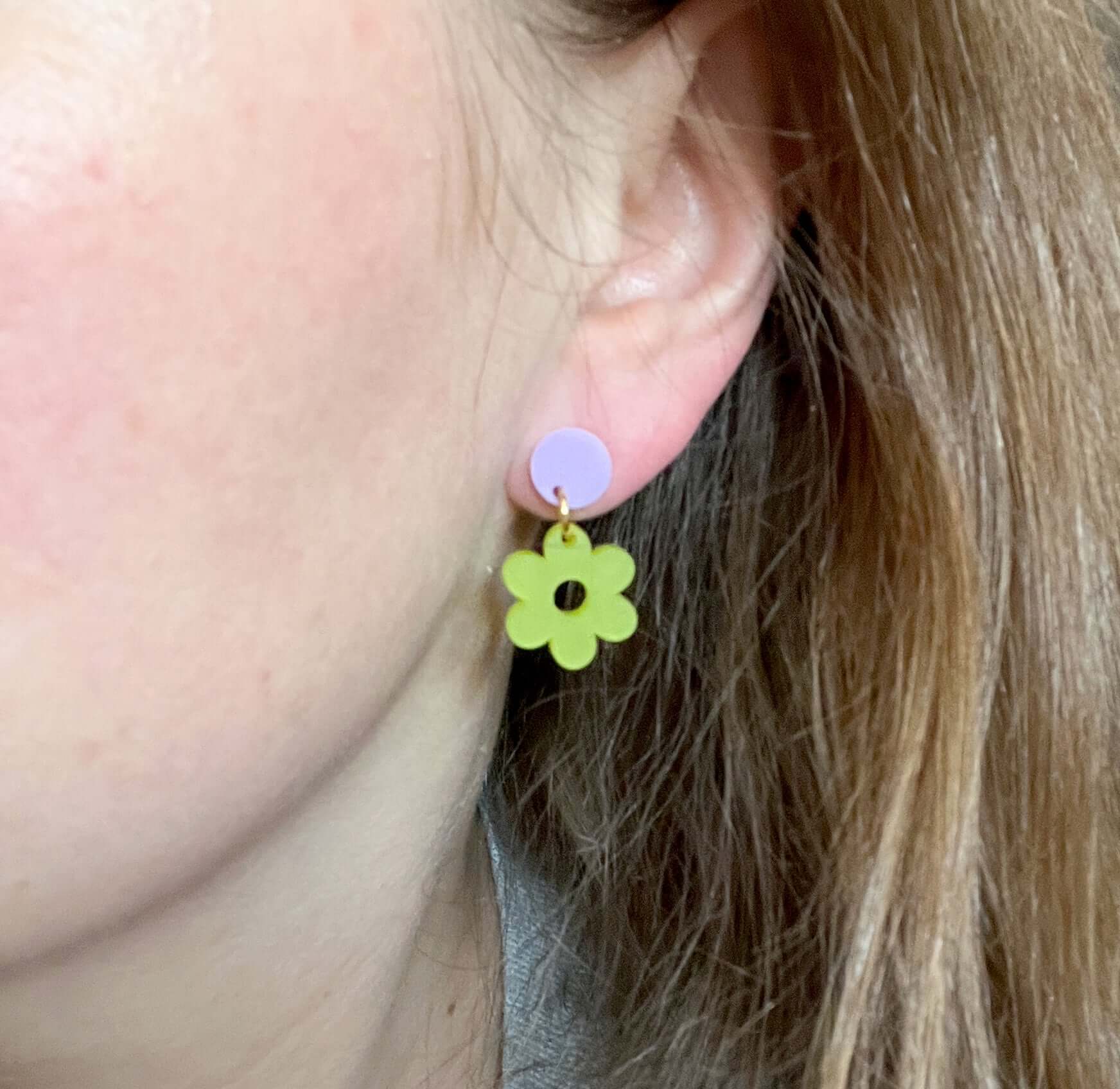Boucles d'oreilles en acrylique marguerite unique avec bouchons en acier inoxydable en lilas lime