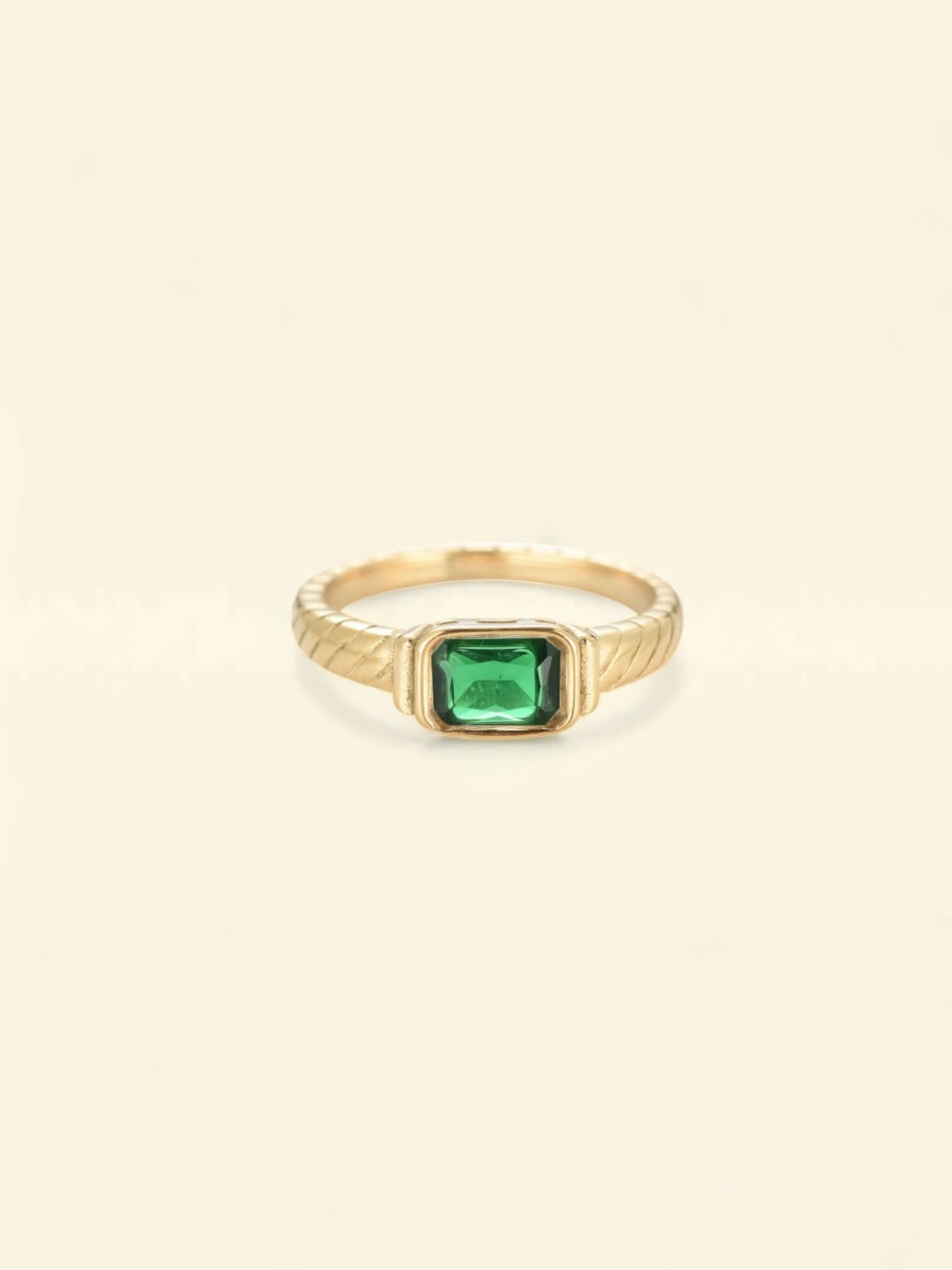 Bague en acier inoxydable avec pierre émeraude