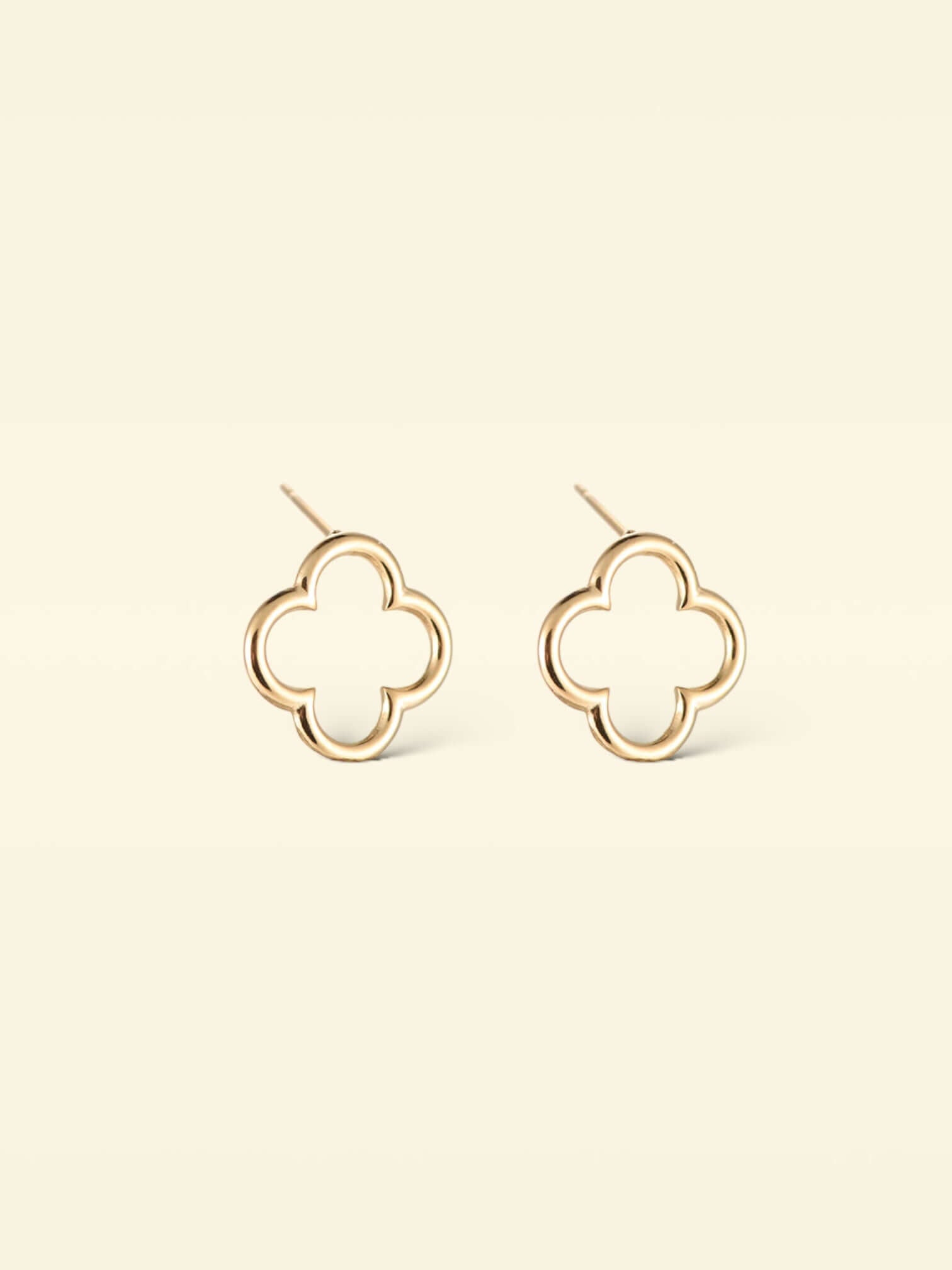 Simple Geometric Flower Stud Earrings made of stainless steel