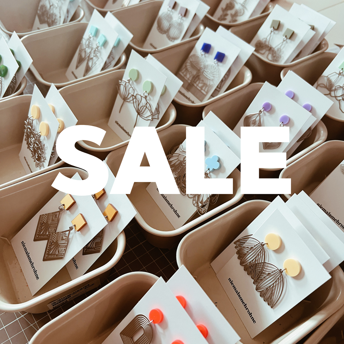 Sale bei niemalsmehrohne: viele bunte handgemachte Ohrringe aus Acryl auf Karten, jetzt reduziert