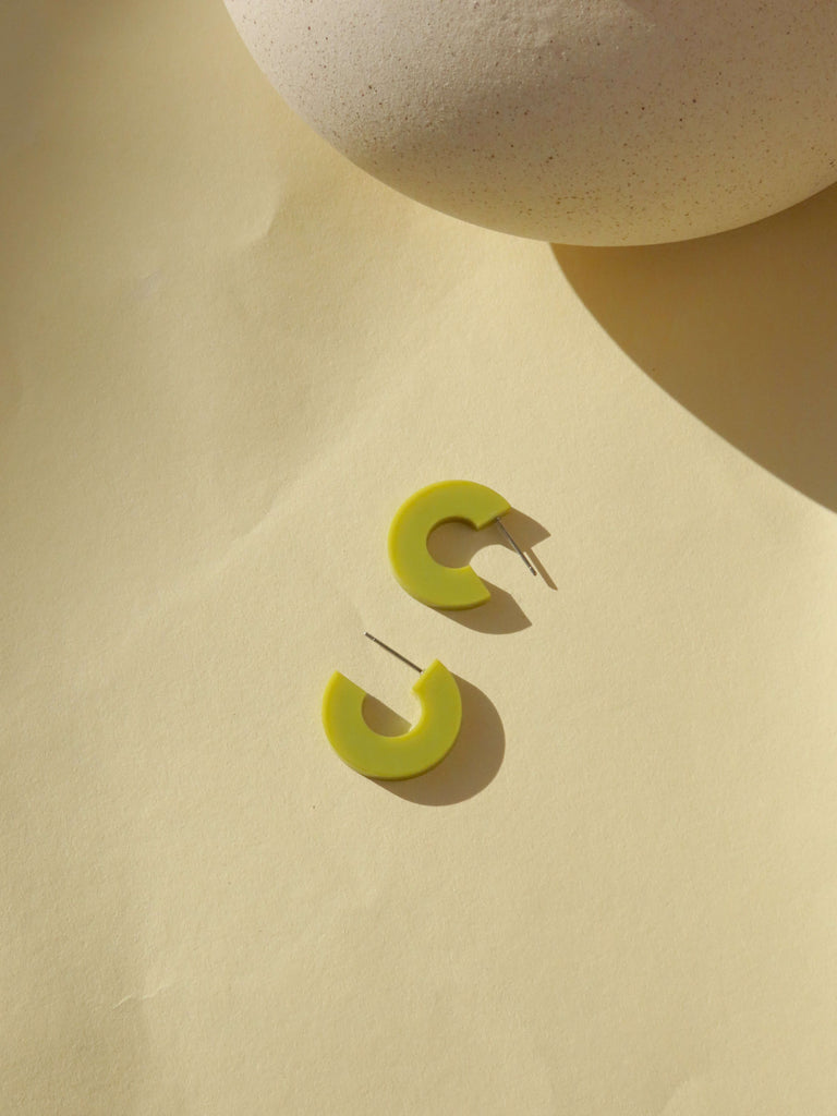 Leichte Ohrringe in kräftigem Avocadogrün, kreisförmig mit Edelstahlstecker