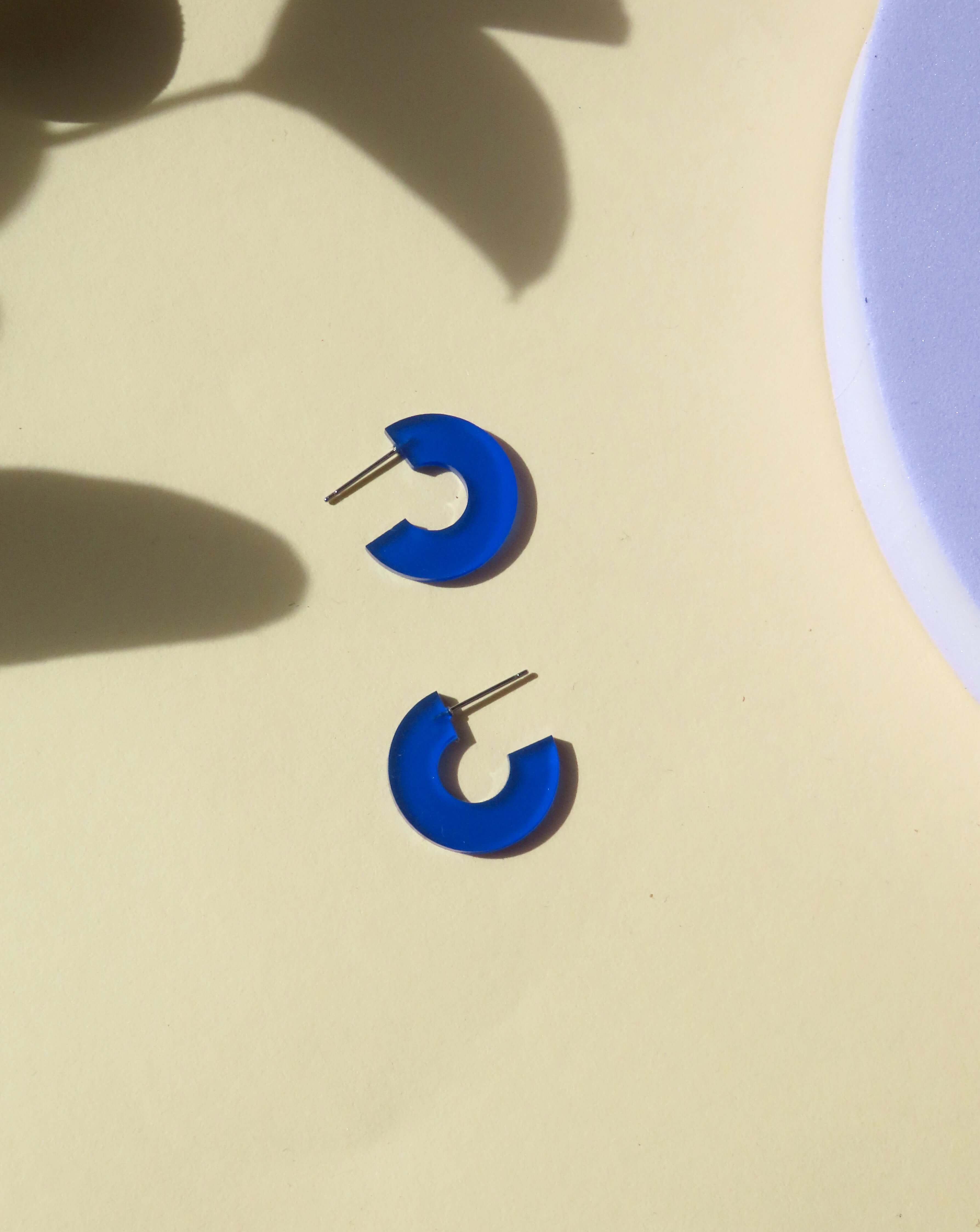 C-förmige Ohrringe aus tiefblauem Acryl mit Edelstahlstift