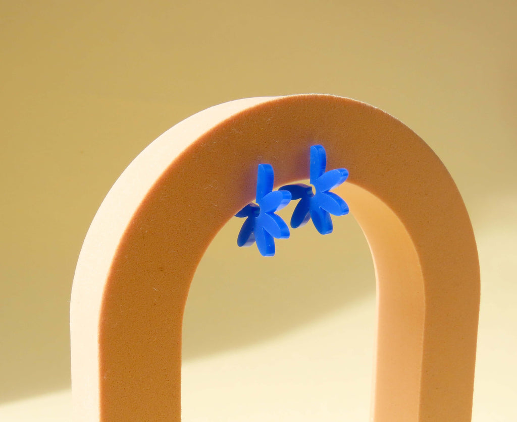 Leichte Flower Ohrringe aus Acryl in Kobaltblau mit blütenförmigem Design und Edelstahlstecker