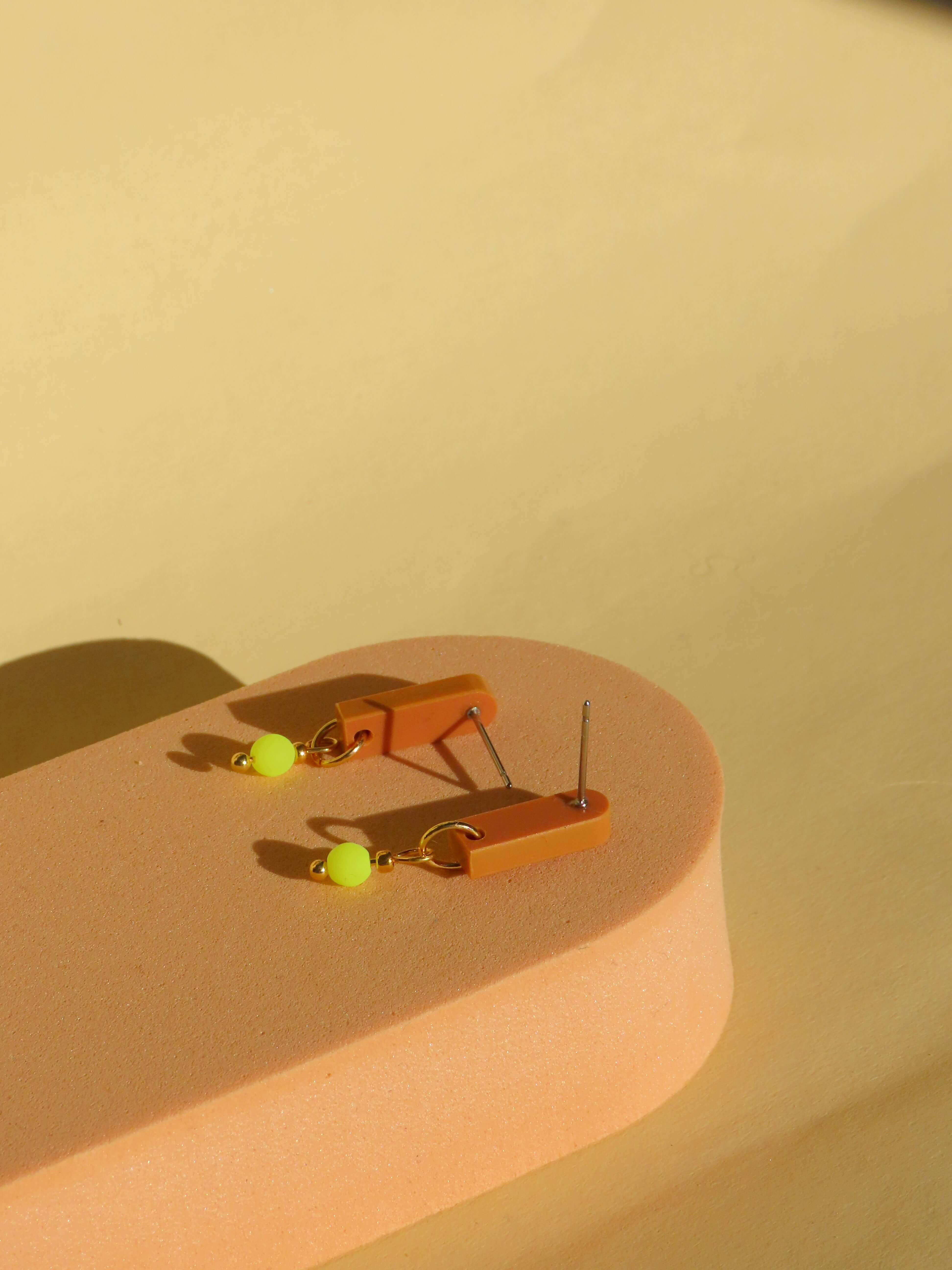 Handgemachte Terracotta neon gelb Paula Ohrringe aus Acryl und Edelstahl, perfekt für jeden Anlass.