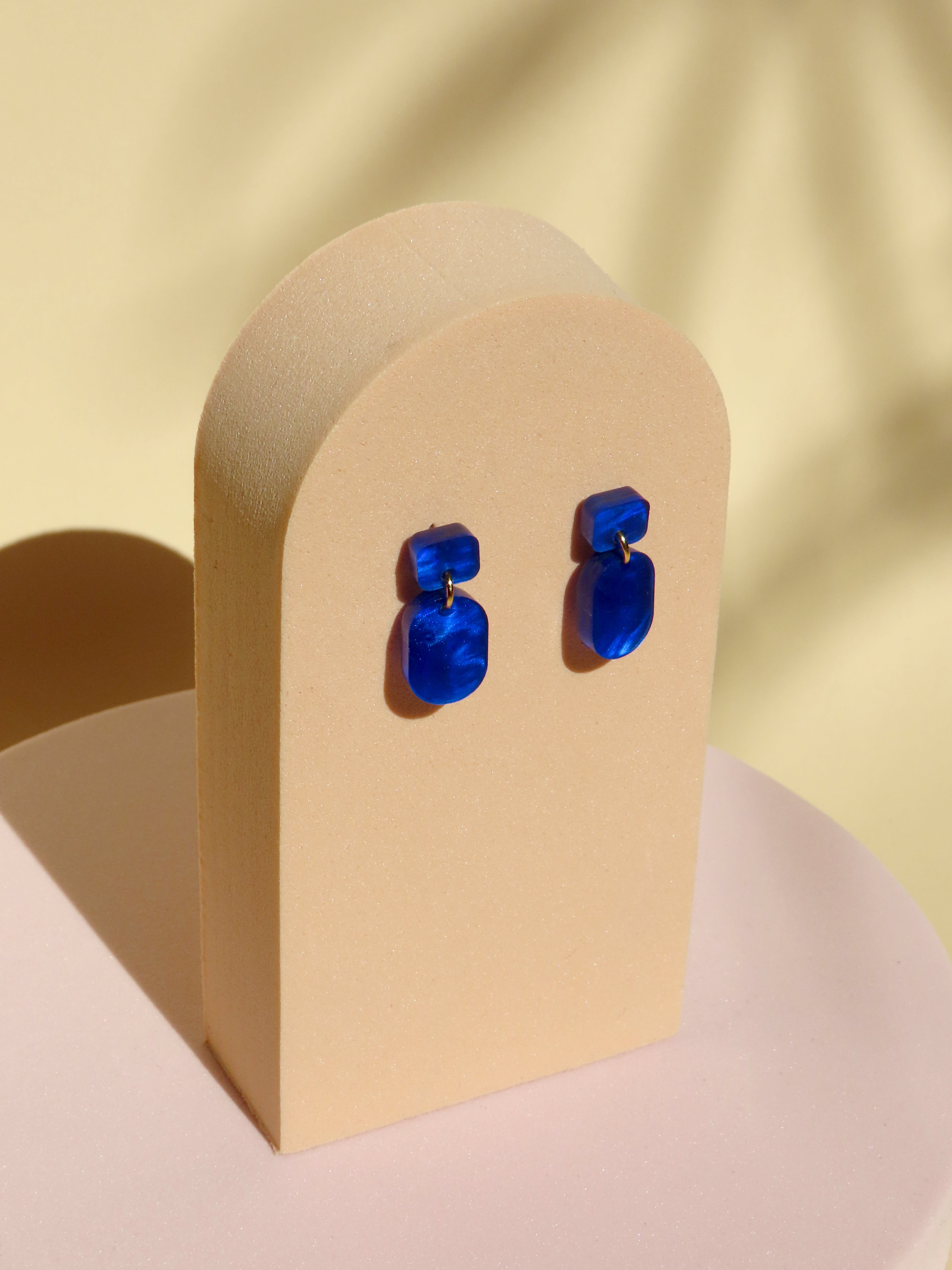 kleiner blauer acryl ohrring stecker mit ovalem hänger