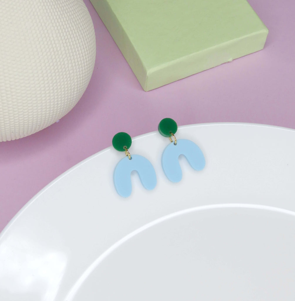 Himmelblauer Bogen-Ohrring aus Acryl, darauffolgender runder Froschgrüner Stecker, Edelstahl-Ohrstecker