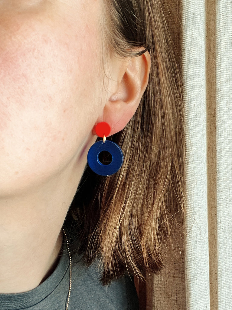 tintenblauer kreisförmiger acryl-ohrring mit feuerrotem punkt, minimalistisch und geometrisch
