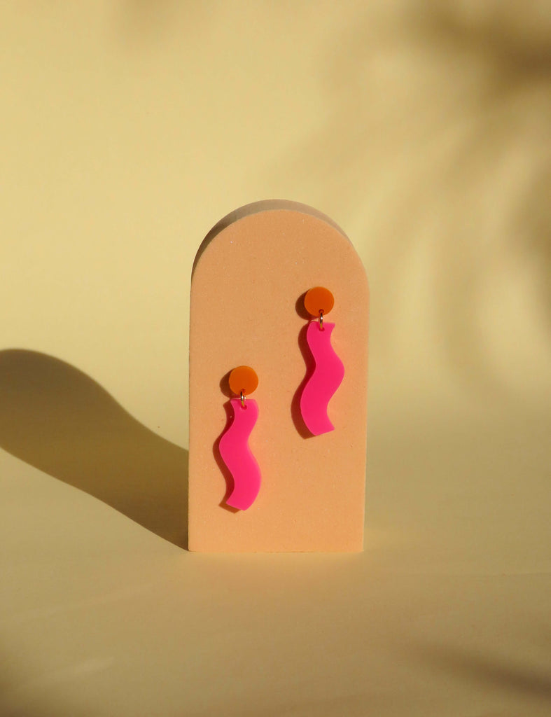 knallpink-wellenförmiger acryl-ohrring mit orangefarbenem stecker aus edelstahl