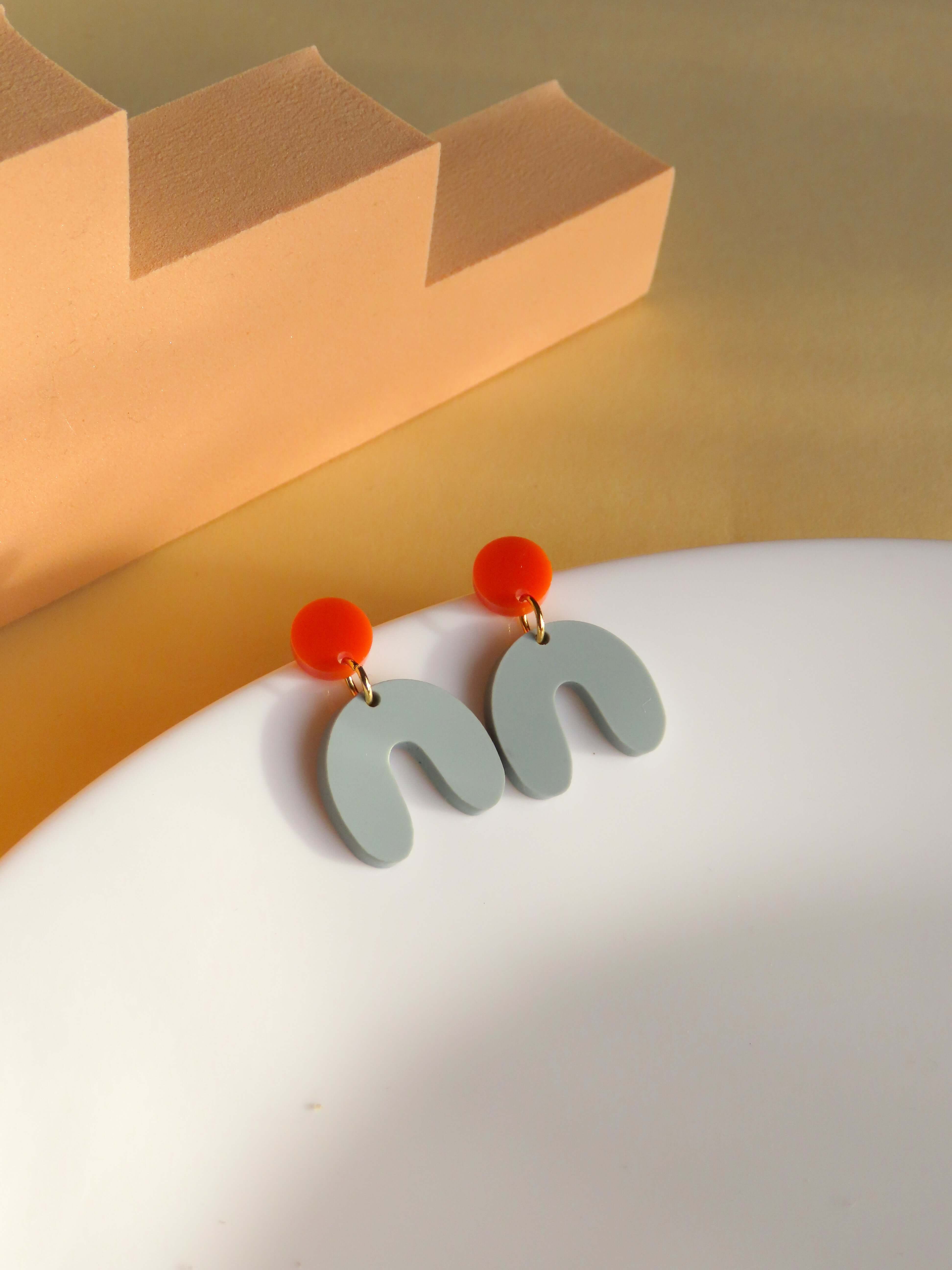 Kleine Arch-Bogen Ohrringe aus Acryl in Orange und Salbeigrün mit Edelstahlsteckern