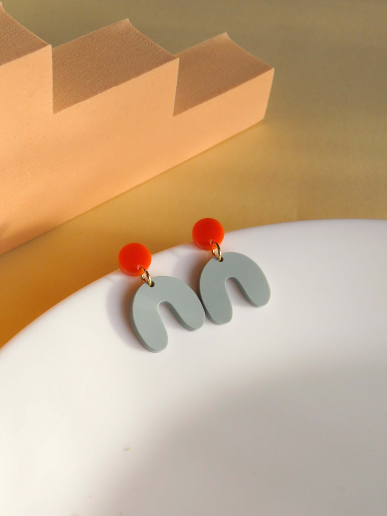 Kleine Arch-Bogen Ohrringe aus Acryl in Orange und Salbeigrün mit Edelstahlsteckern