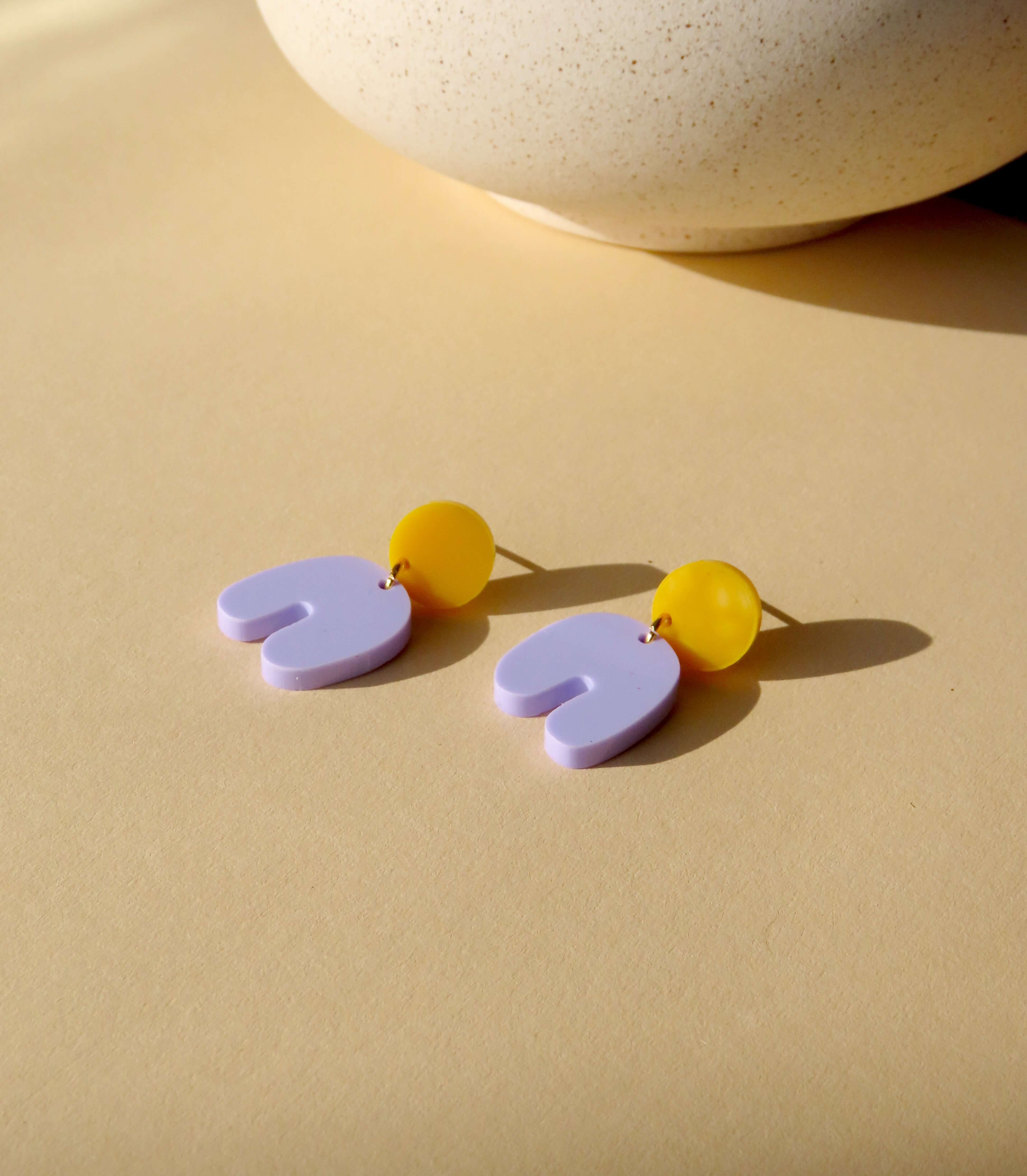 Handgefertigte Squishy Arch Bogen Ohrringe aus Acryl mit gelbem Kreisstecker und fliederfarbenem Anhänger mit weicher Bogenlinie