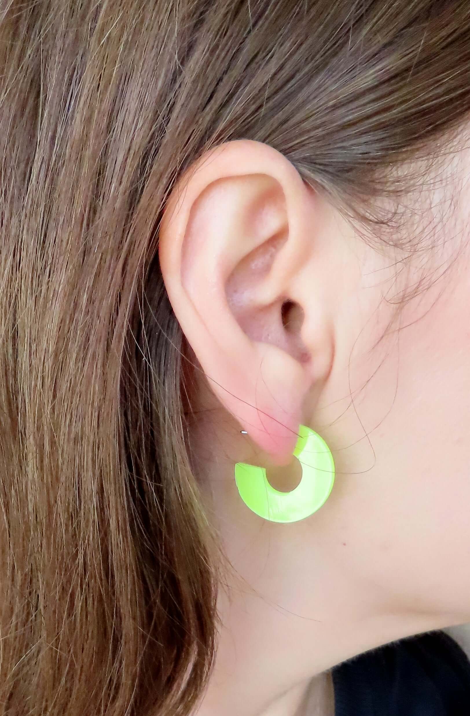 Acrylcreolen in knalligem Neongelb mit offenem C-Design und Edelstahlstecker