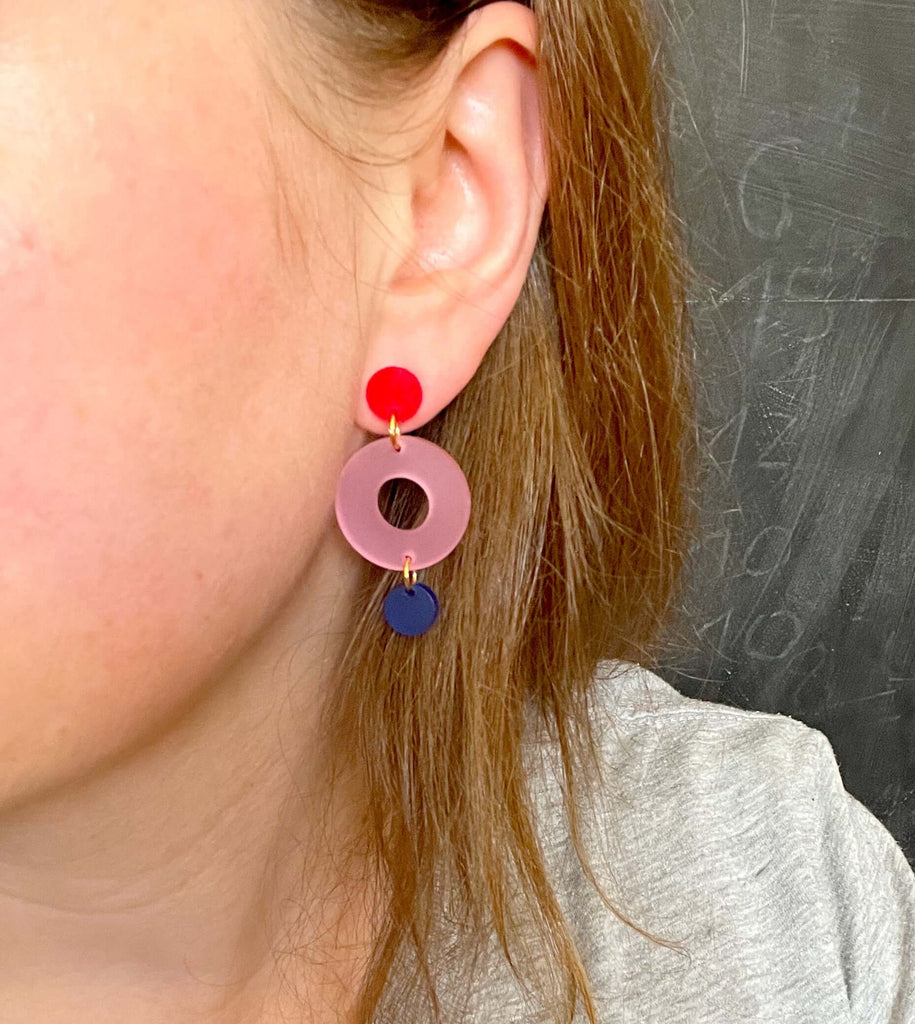 Geometrische Ohrstecker aus Acryl in Rot, Eisrosa und Tiefblau mit Edelstahlstecker