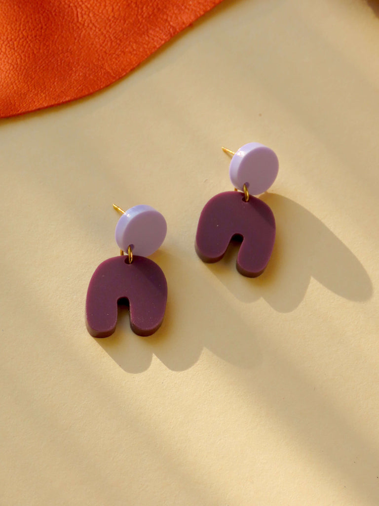 Runde Ohrstecker in Flieder mit geschwungenem Acrylbogen in Plum-Violett, handgemacht
