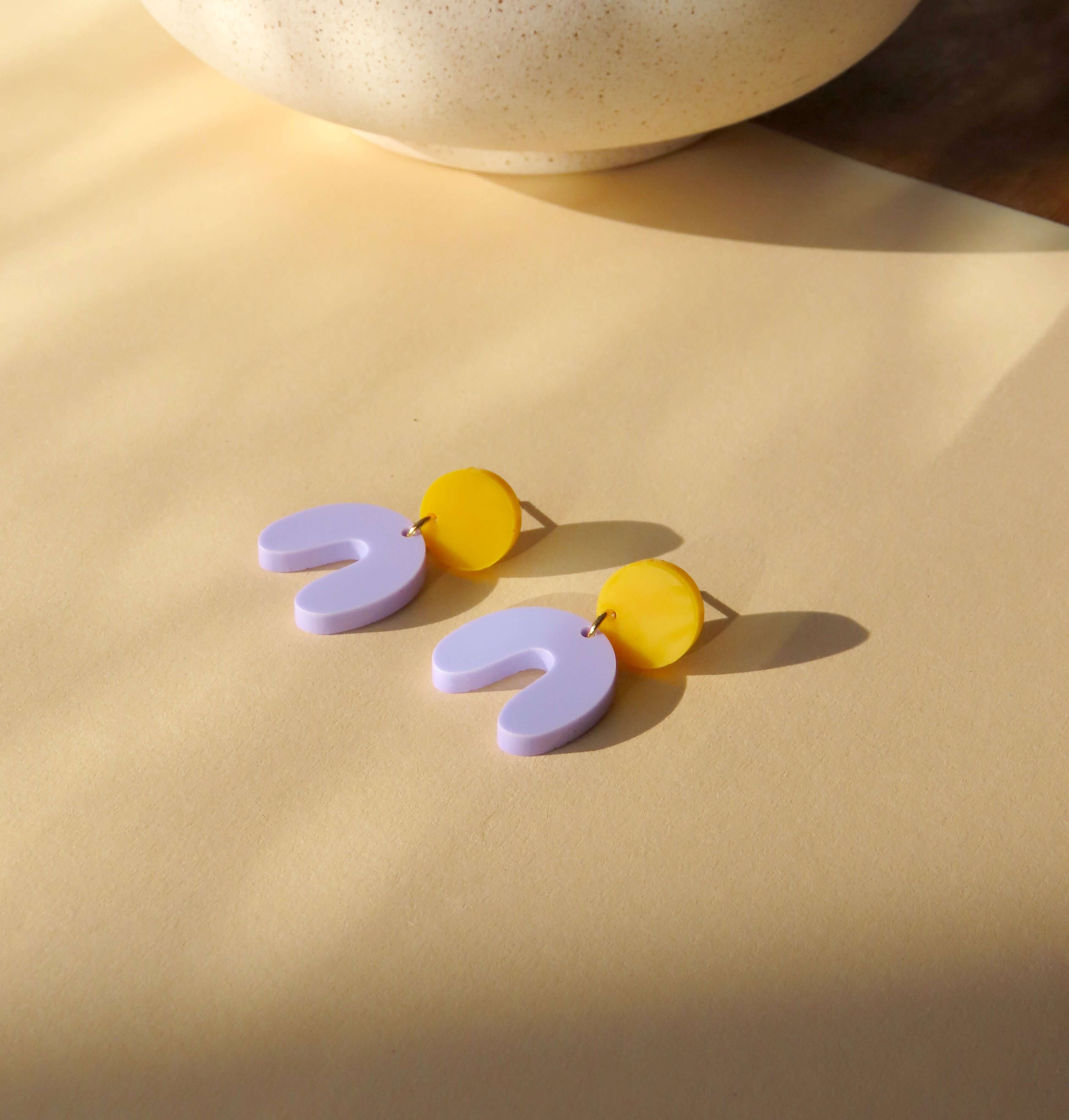 Goldgelb Flieder Arch Bogen Ohrringe mit gelbem Kreisstecker und geschwungenem U-Anhänger aus Acryl, Edelstahlstecker