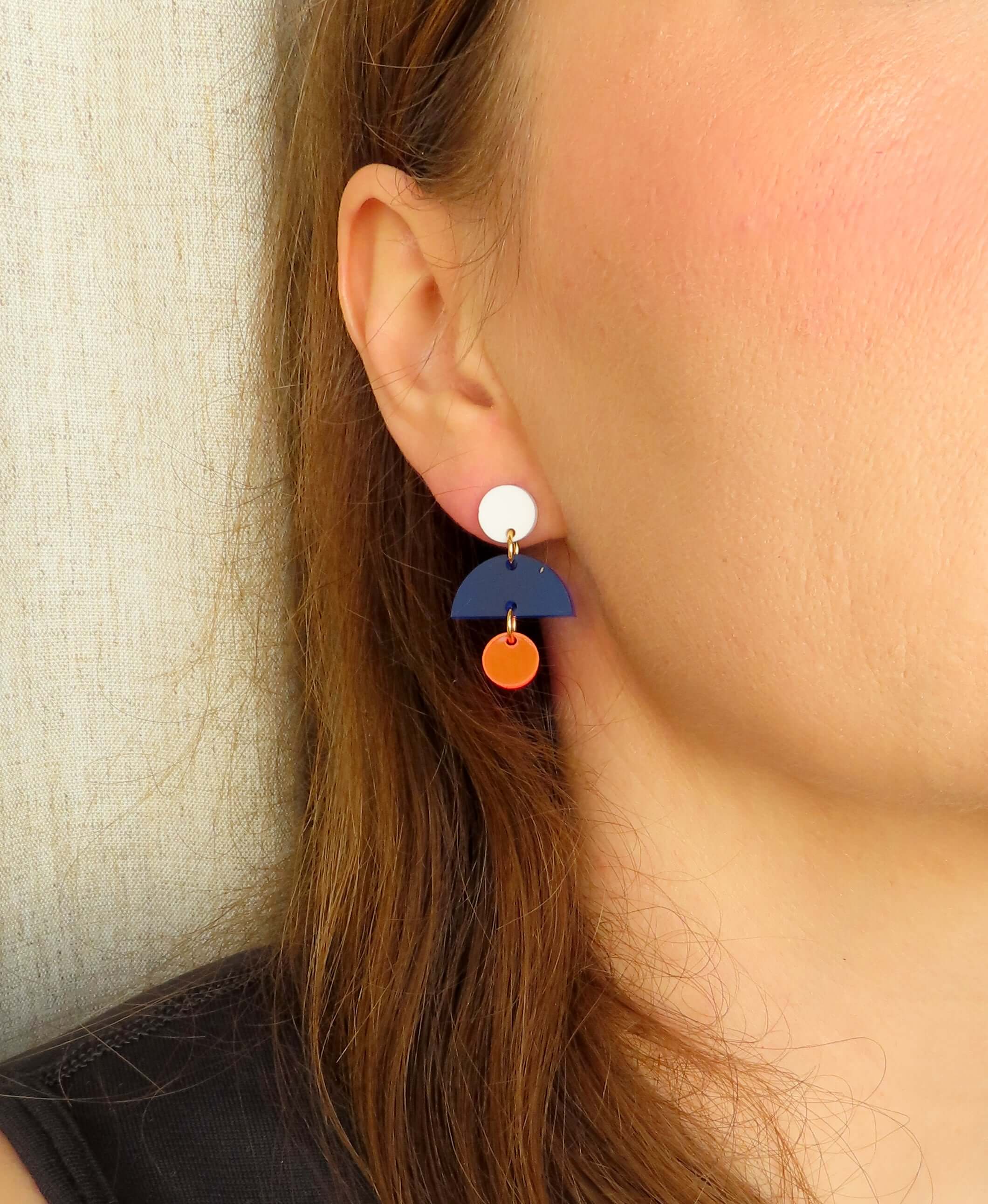 geometrische Acryl-Ohrringe in Weiß, Blau und Neonpink mit Edelstahlsteckern