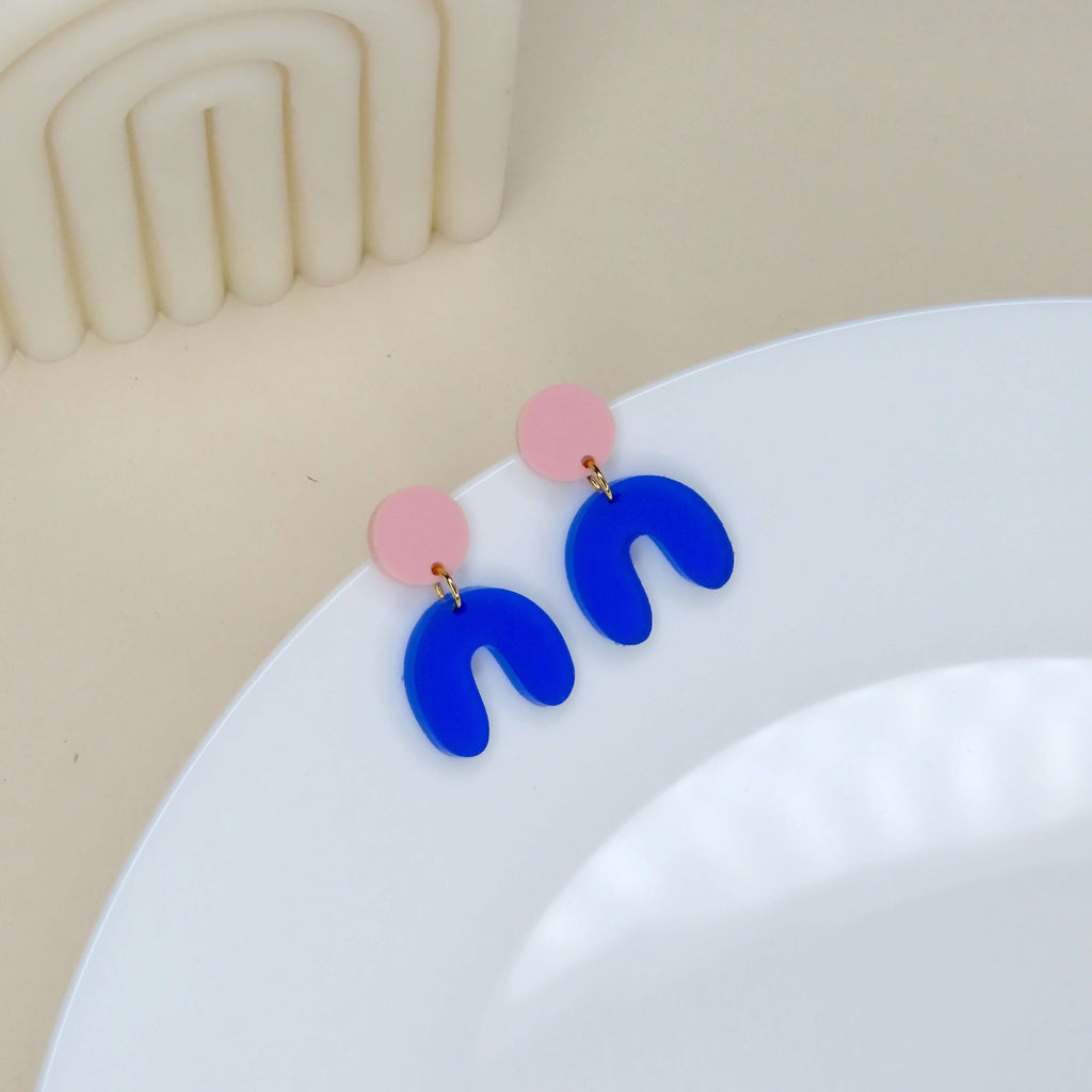 Statement-Ohrringe aus Acryl in Hellrosa und Blau mit geschwungener Bogenform