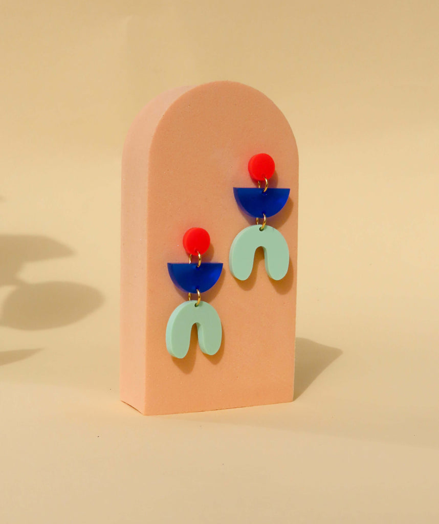 Geometrische Ohrringe in feuerrot, tintenblau und hellgrün, gefertigt aus leichtem Acryl mit Edelstahlstecker