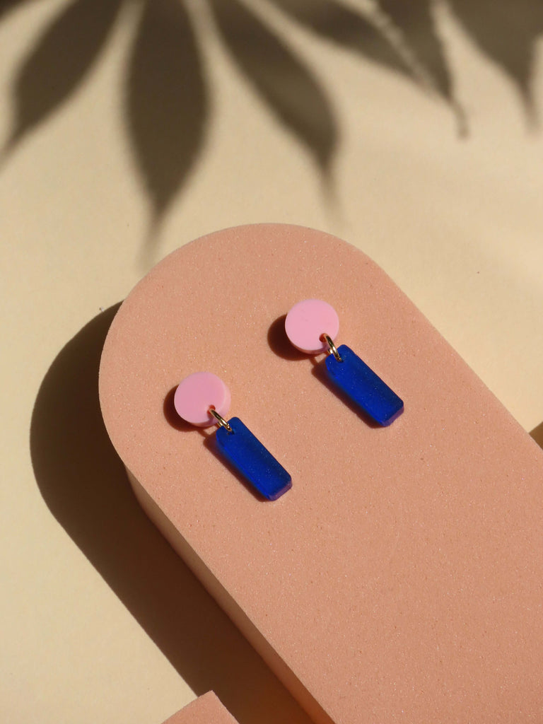 Handgefertigte Mini Sticks Ohrringe in Rosa und Tintenblau mit klarer Form und leichtem Material
