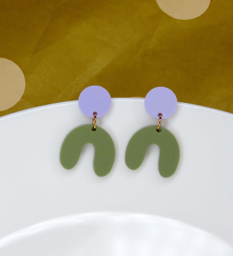 Leichte Statement Ohrringe aus Acryl in Flieder und Olive mit rundem Stecker und offenem Bogen