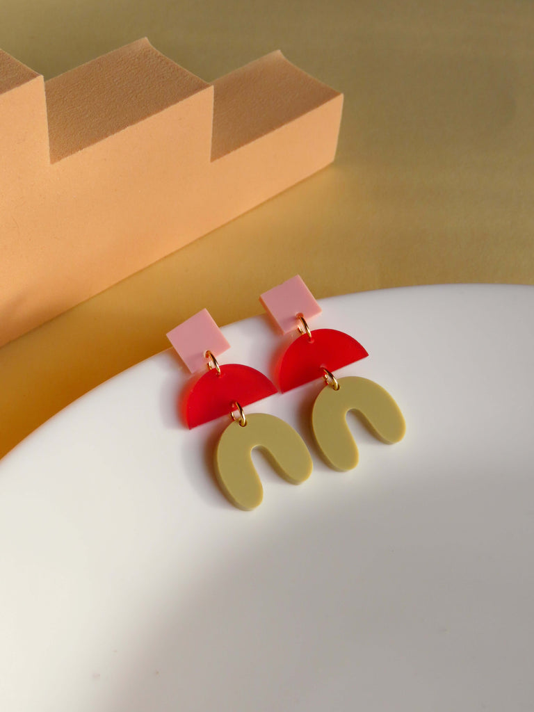 Becca Statement Ohrringe aus Acryl in Rosa, Rot und Beige mit Quadrat, Halbkreis und Hufeisenform, Edelstahlstecker