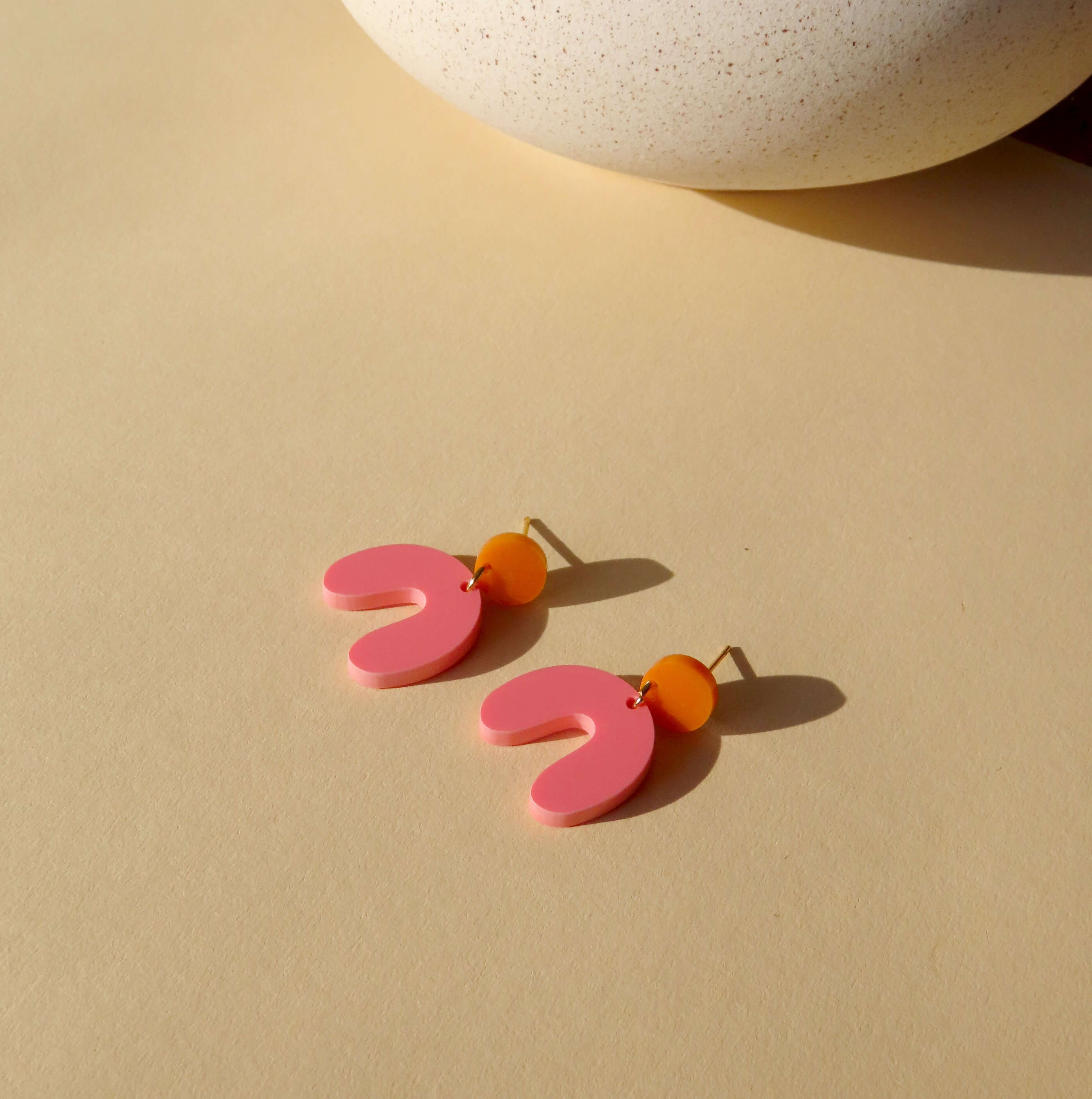 Spielerische Arch Bogen Ohrringe aus Acryl in Rosa mit orangegelbem Kreis Stecker und Edelstahlstecker
