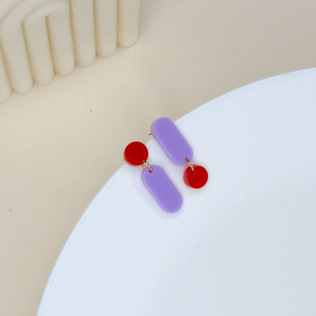 Asymmetrische Acryl-Ohrringe in knalligem Rot und zartem Flieder mit Edelstahl-Stecker