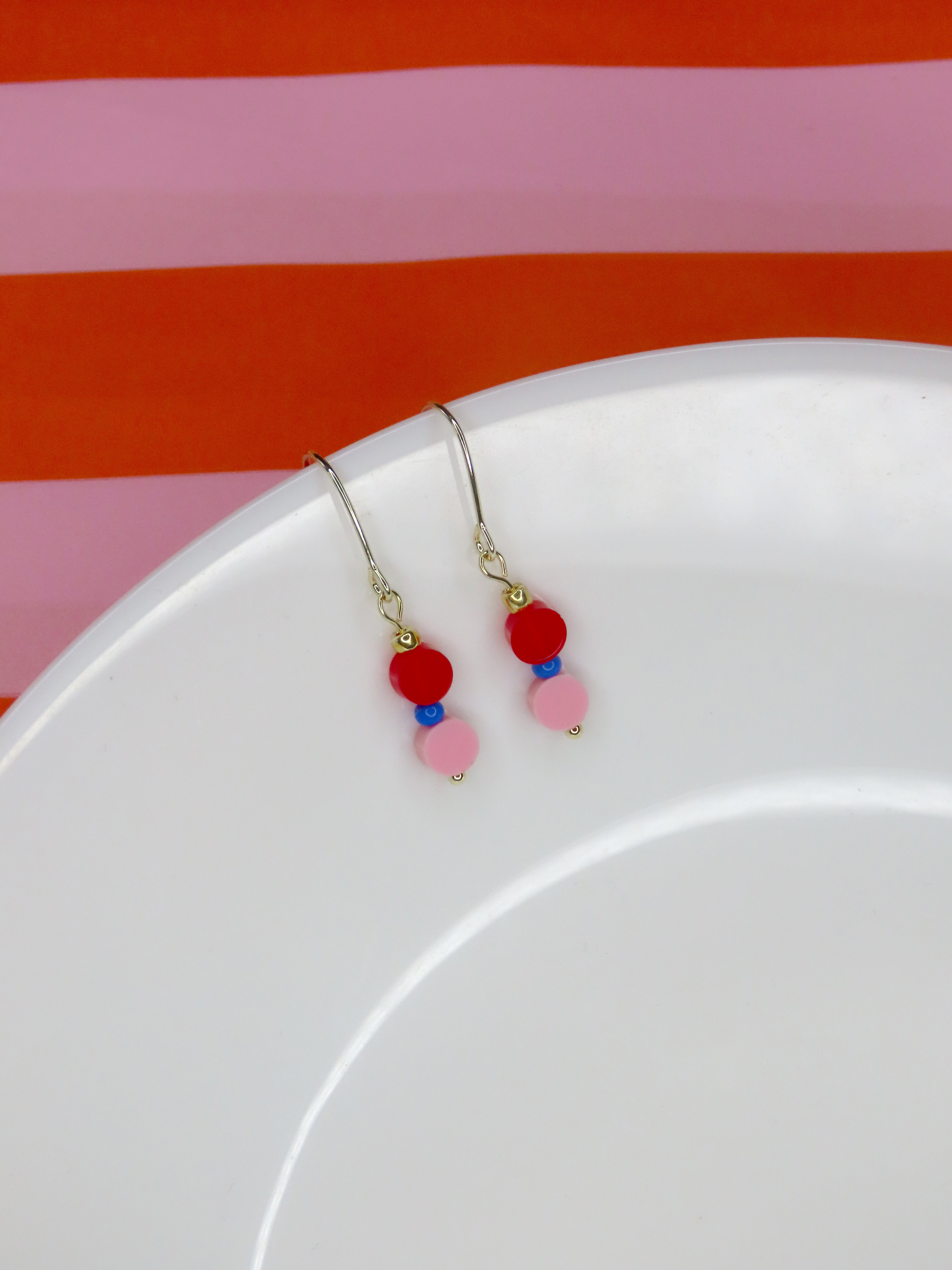 Leichte Ohrringe mit roten, rosa und blauen Acrylscheiben und gold filled Details, Länge ca. 3 cm
