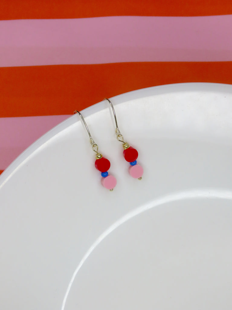 Leichte Ohrringe mit roten, rosa und blauen Acrylscheiben und gold filled Details, Länge ca. 3 cm