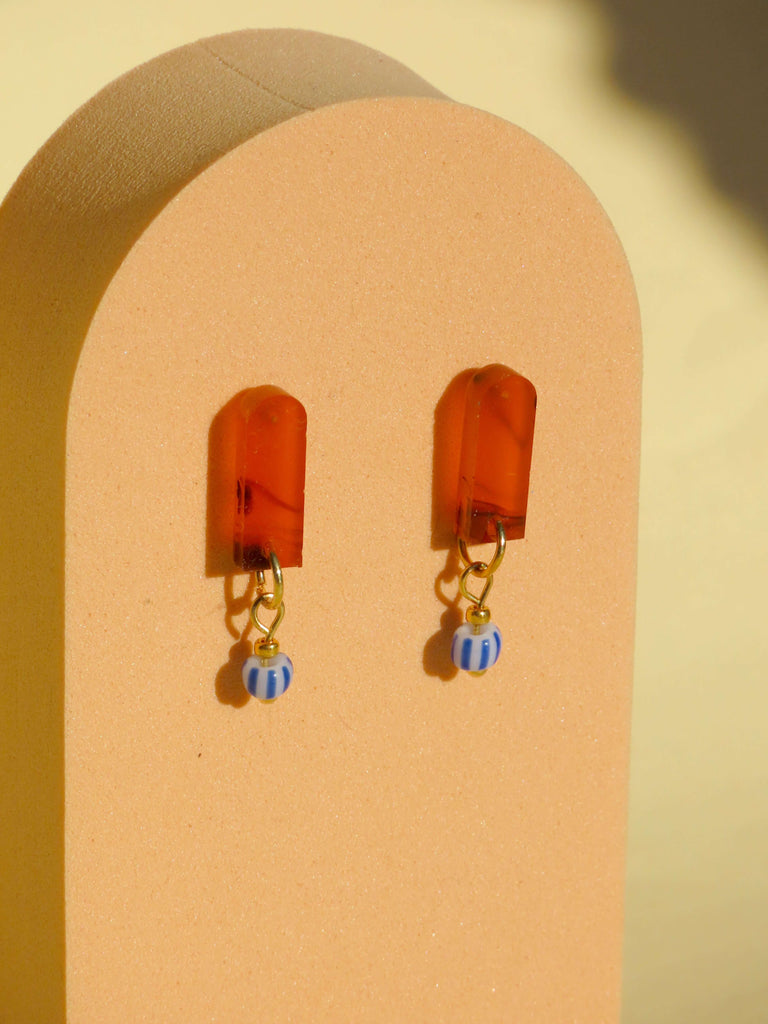 Handgemachte Ohrringe aus Acryl mit blauen Glaskugeln und elegantem Design, perfekte Ergänzung für jeden Look.