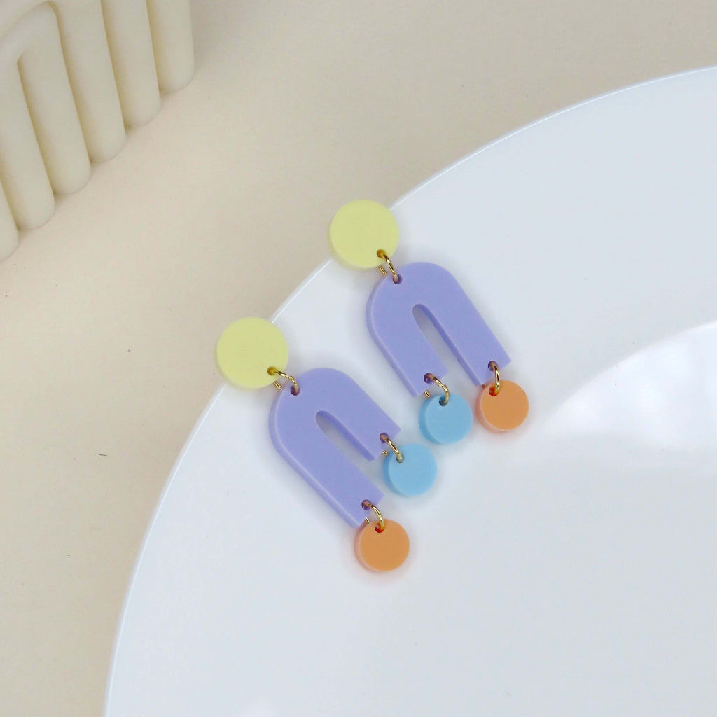 Mismatch Ohrringe aus Acryl in pastelligen Farben mit rundem Stecker, bogenförmigem Teil und Kreisanhängern