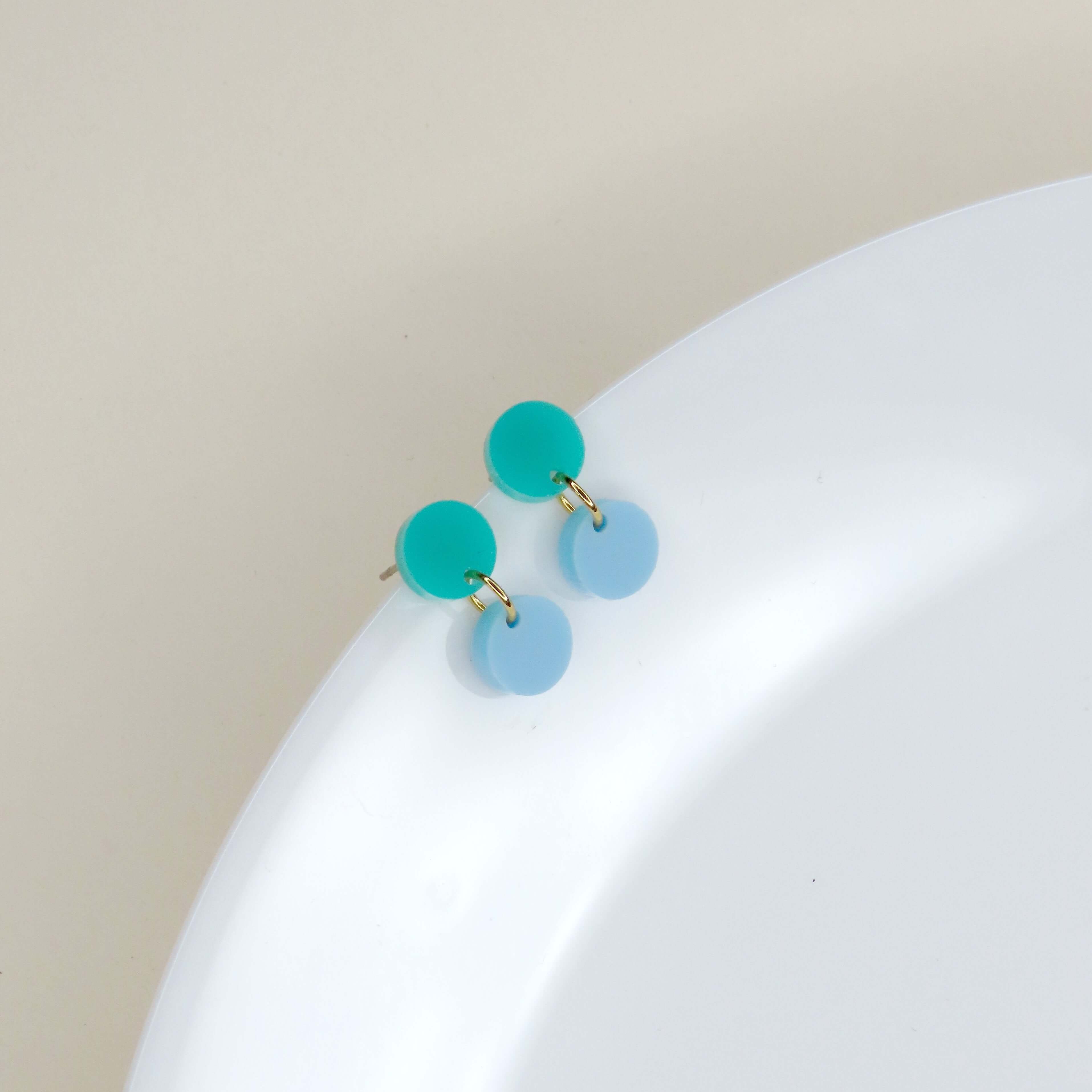 Zweifarbige Acryl-Ohrringe mit oberen türkisen und unteren hellblauen Kreisen in klarem, minimalistischem Design