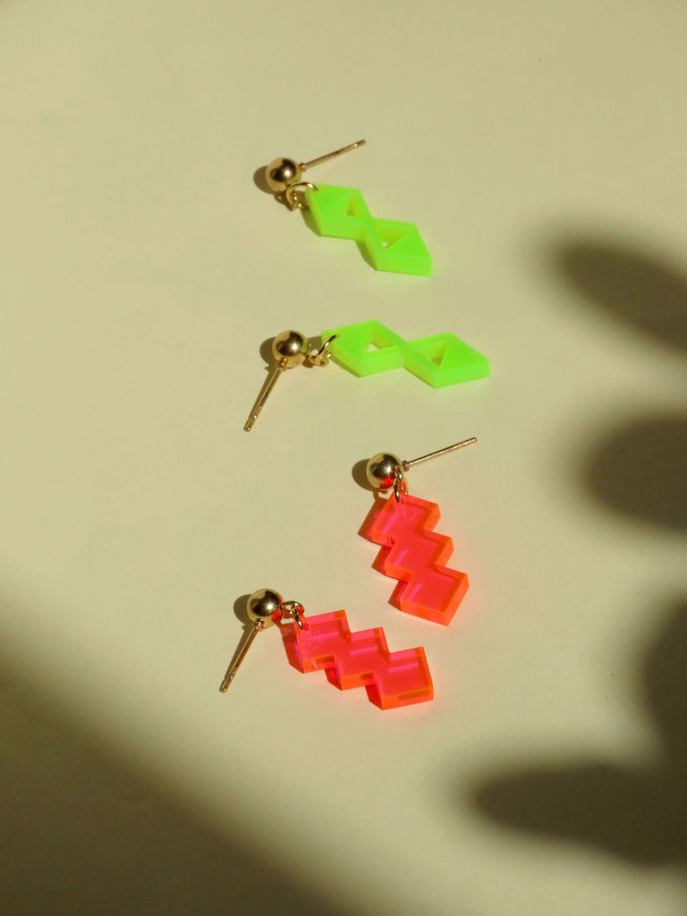 Handgemachte Neon Ohrstecker aus Acryl mit auffälligem geometrischem Motiv