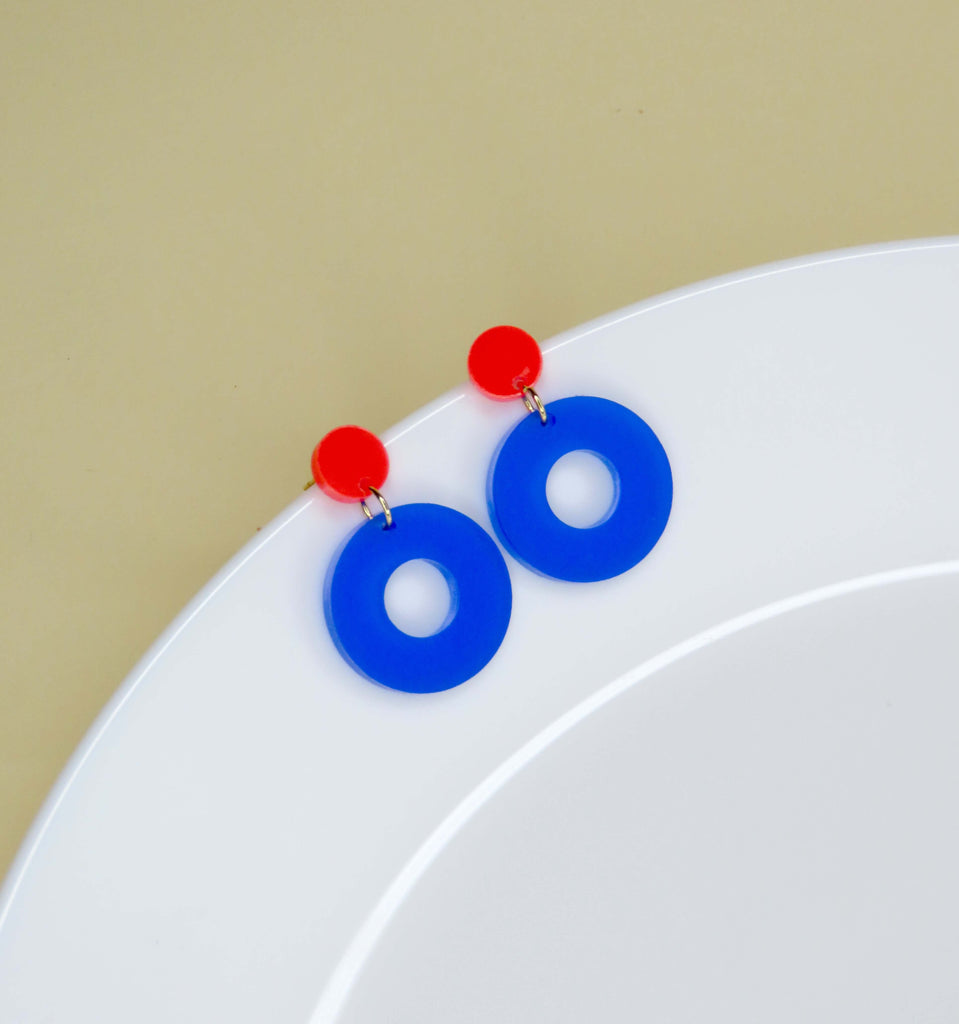 Colorblock Circle Ohrringe aus Acryl in Rot und Blau mit modernem Lochkreis-Motiv