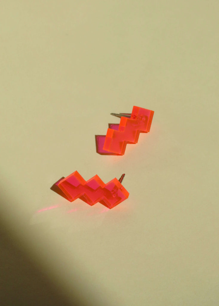 Statement Ohrstecker in Neon-Pink mit kantigem Quadrat-Design