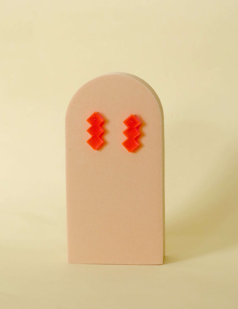 Acryl Ohrstecker in Neon-Pink mit geometrischem Zickzack-Design