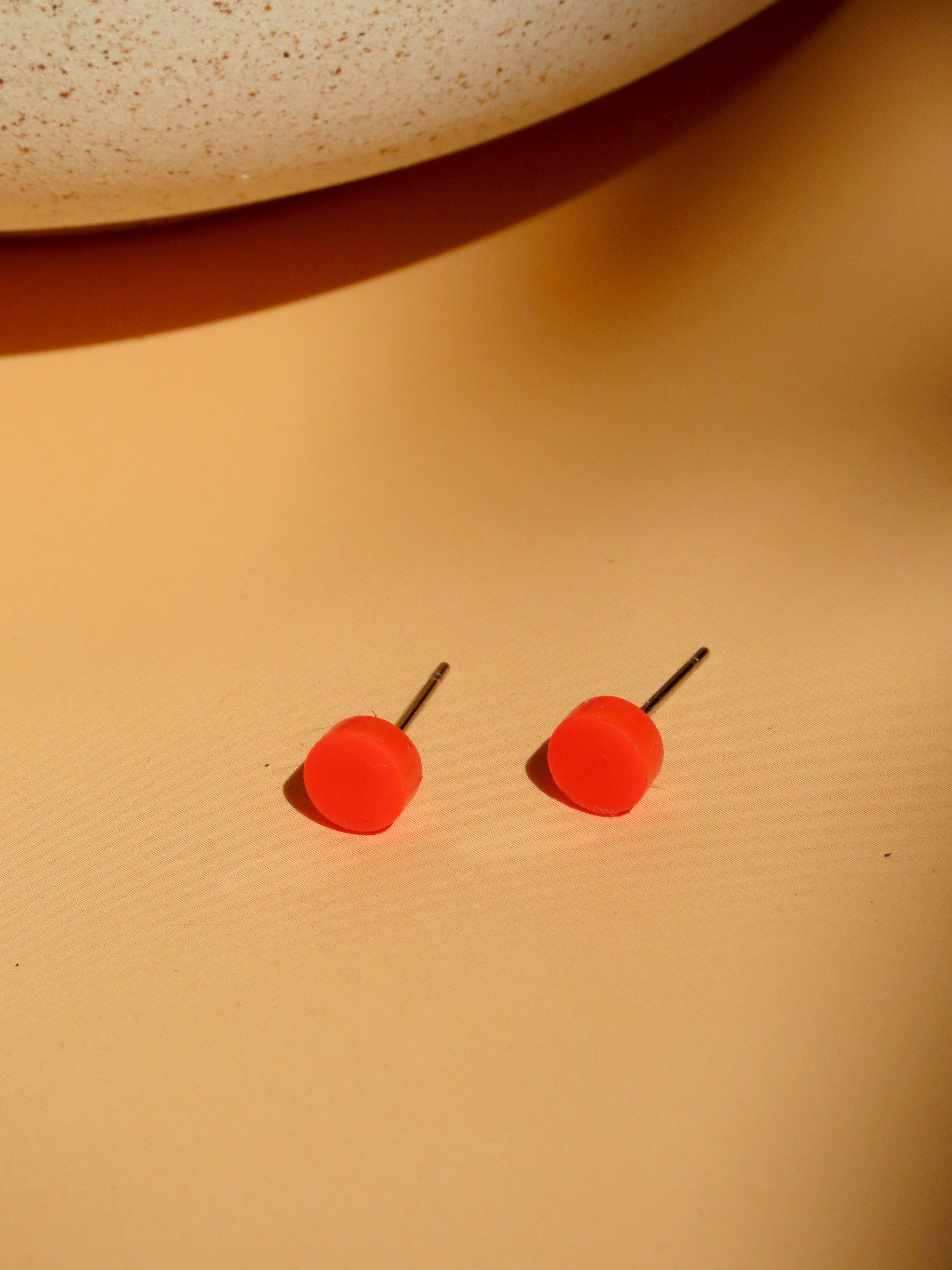 Kleine runde Ohrstecker aus knallrotem Acryl mit 6 mm Durchmesser und Edelstahlstecker
