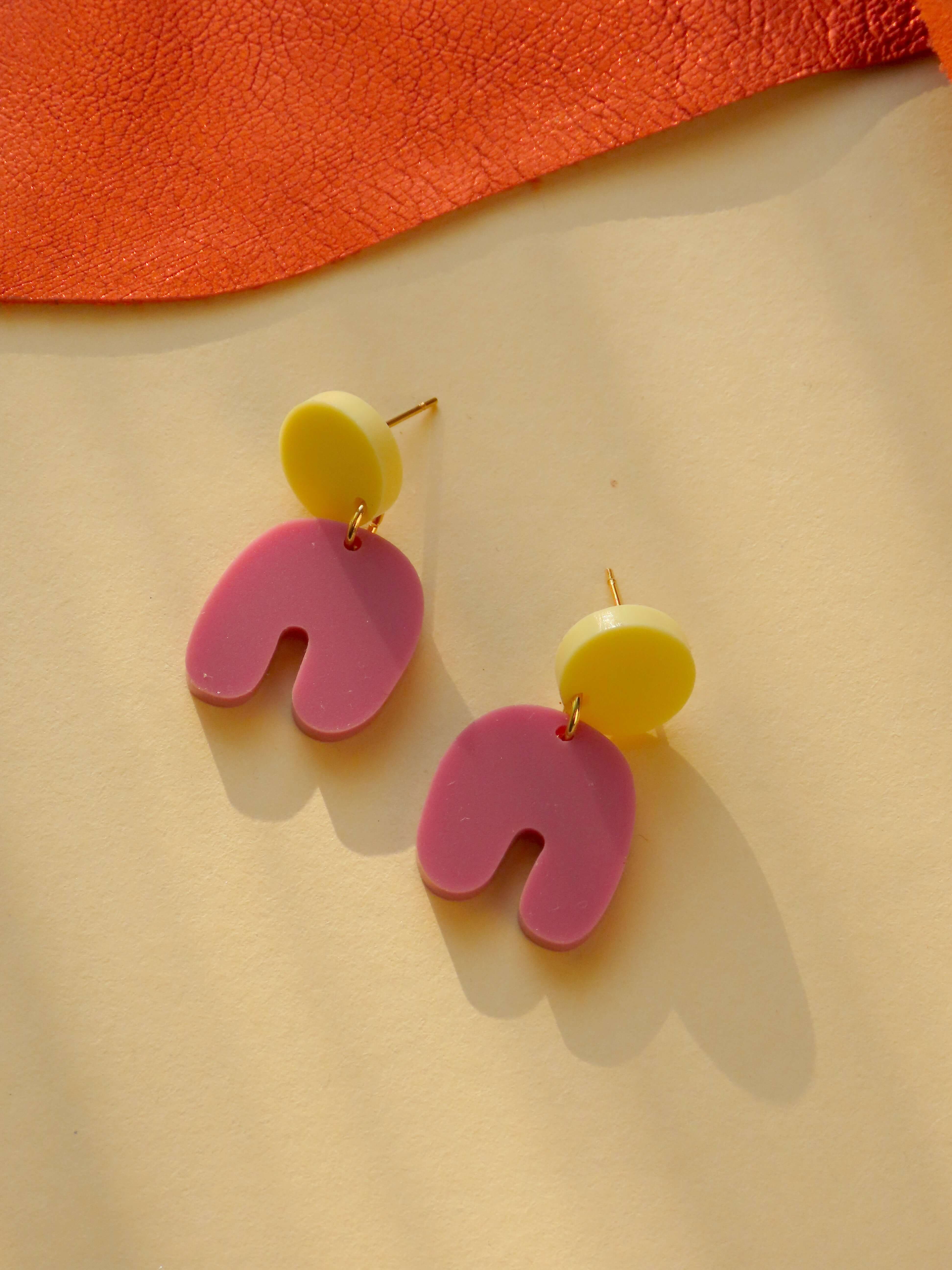 asymmetrischer bogen ohrring cranberry pink mit gelbem stecker