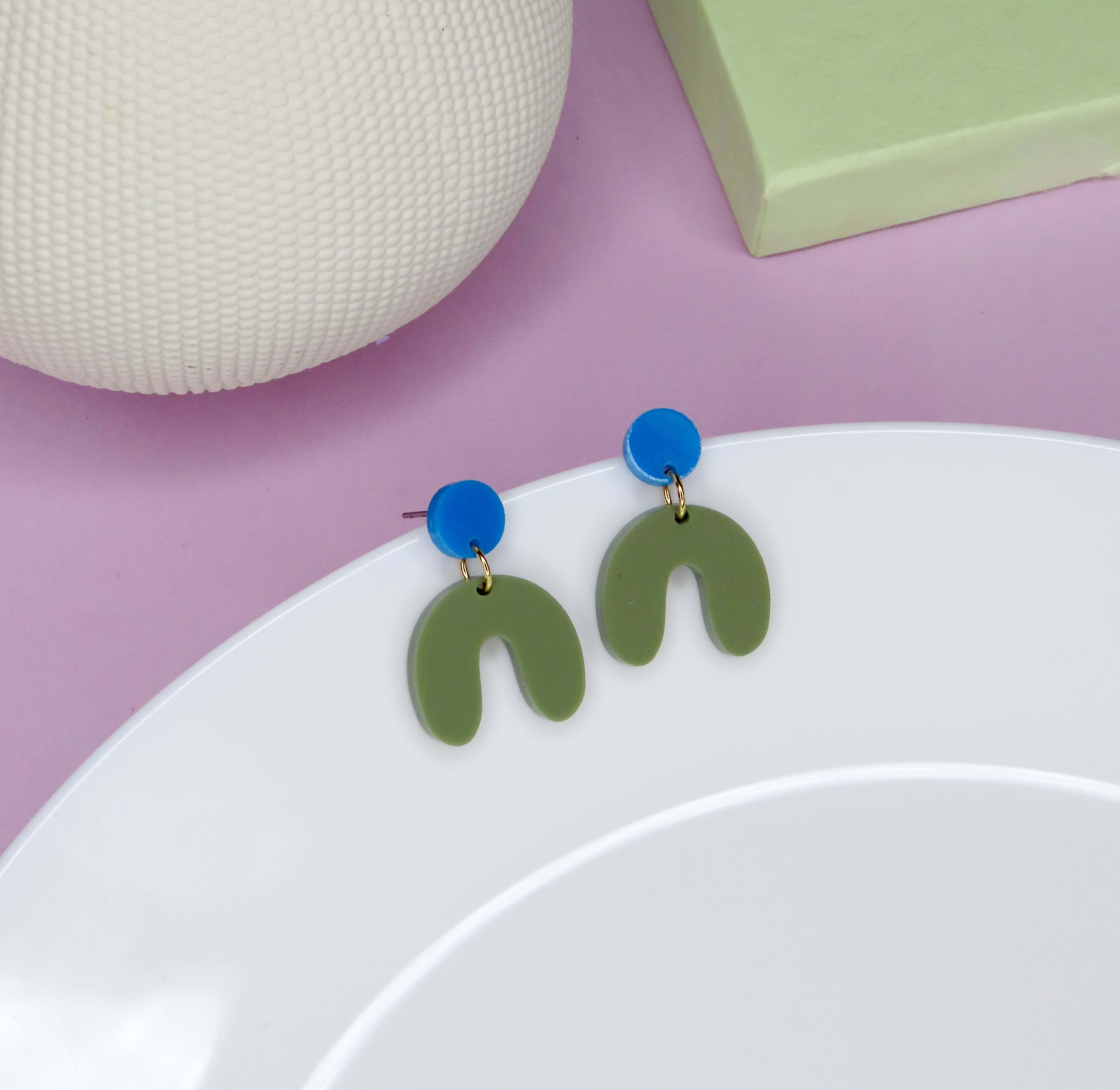 Kleine Arch Bogen Ohrringe aus Acryl mit rundem Stecker in leuchtendem Azurblau und Anhänger in olivgrünem Bogen