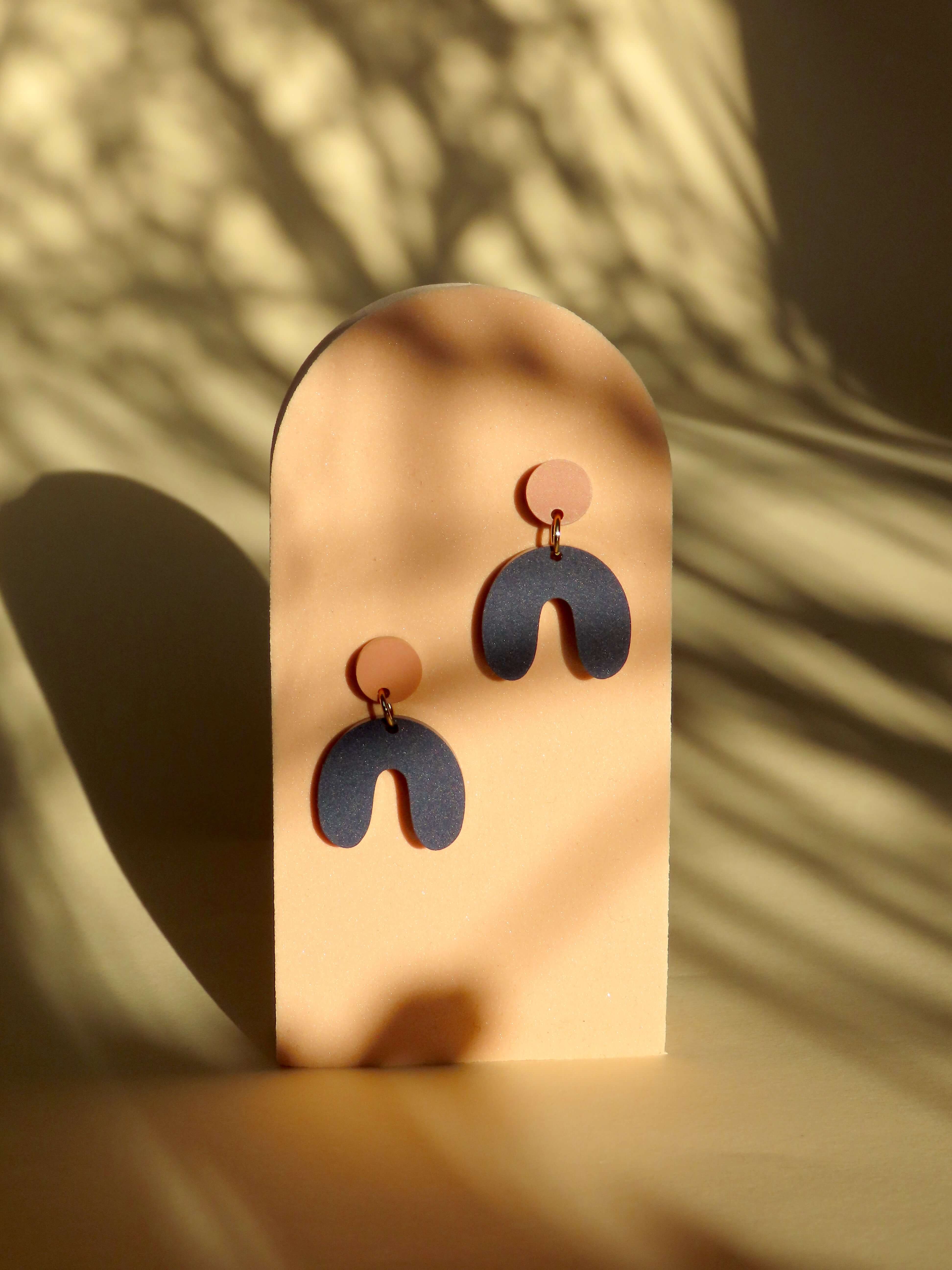 Kleine Arch Bogen Ohrringe mit terracottafarbenem Stecker und dunkelblauem U-förmigem Anhänger aus Acryl