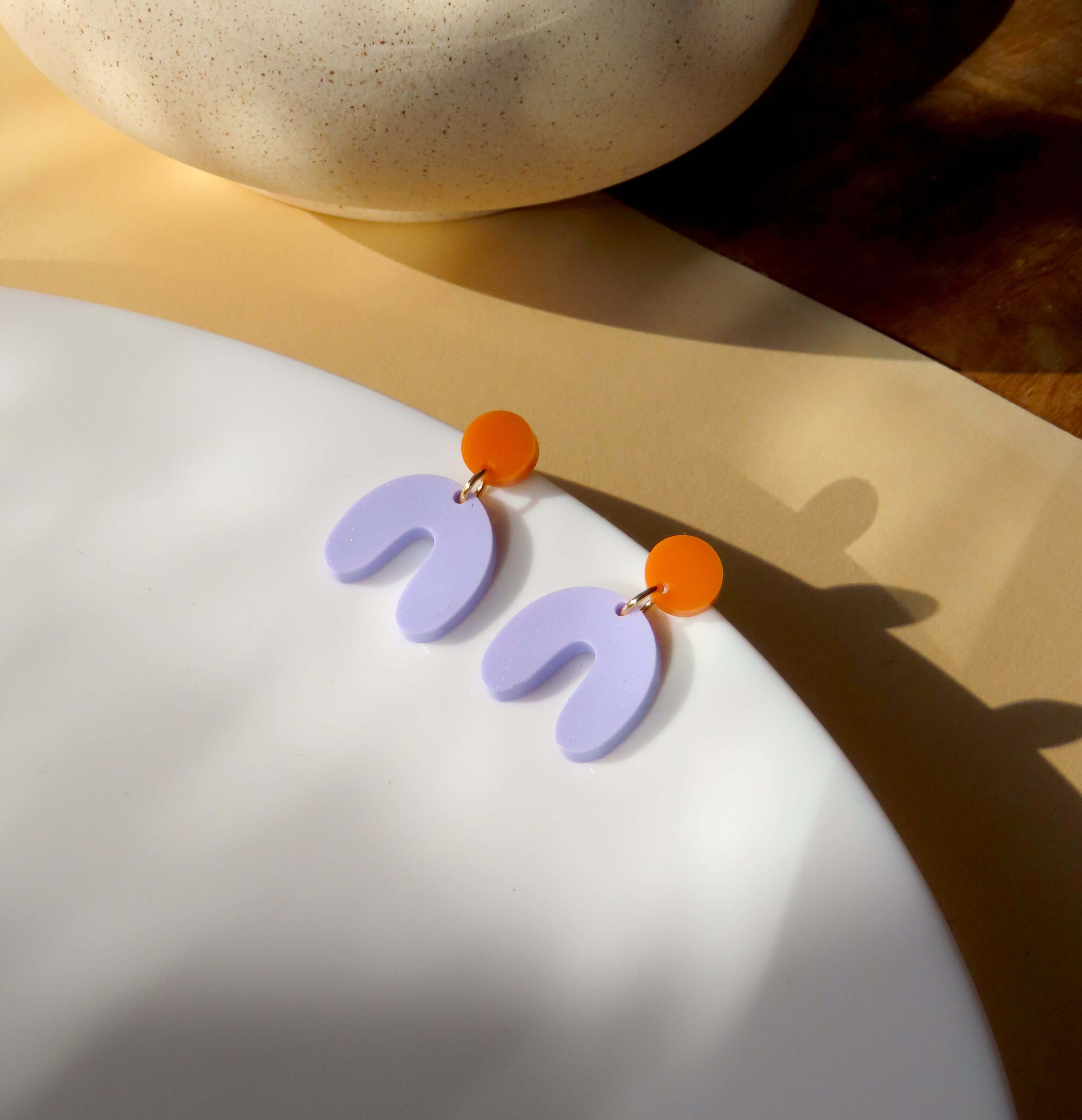 handgefertigte Arch Bogen Ohrringe aus Acryl in Flieder und Orangegelb mit Edelstahlsteckern