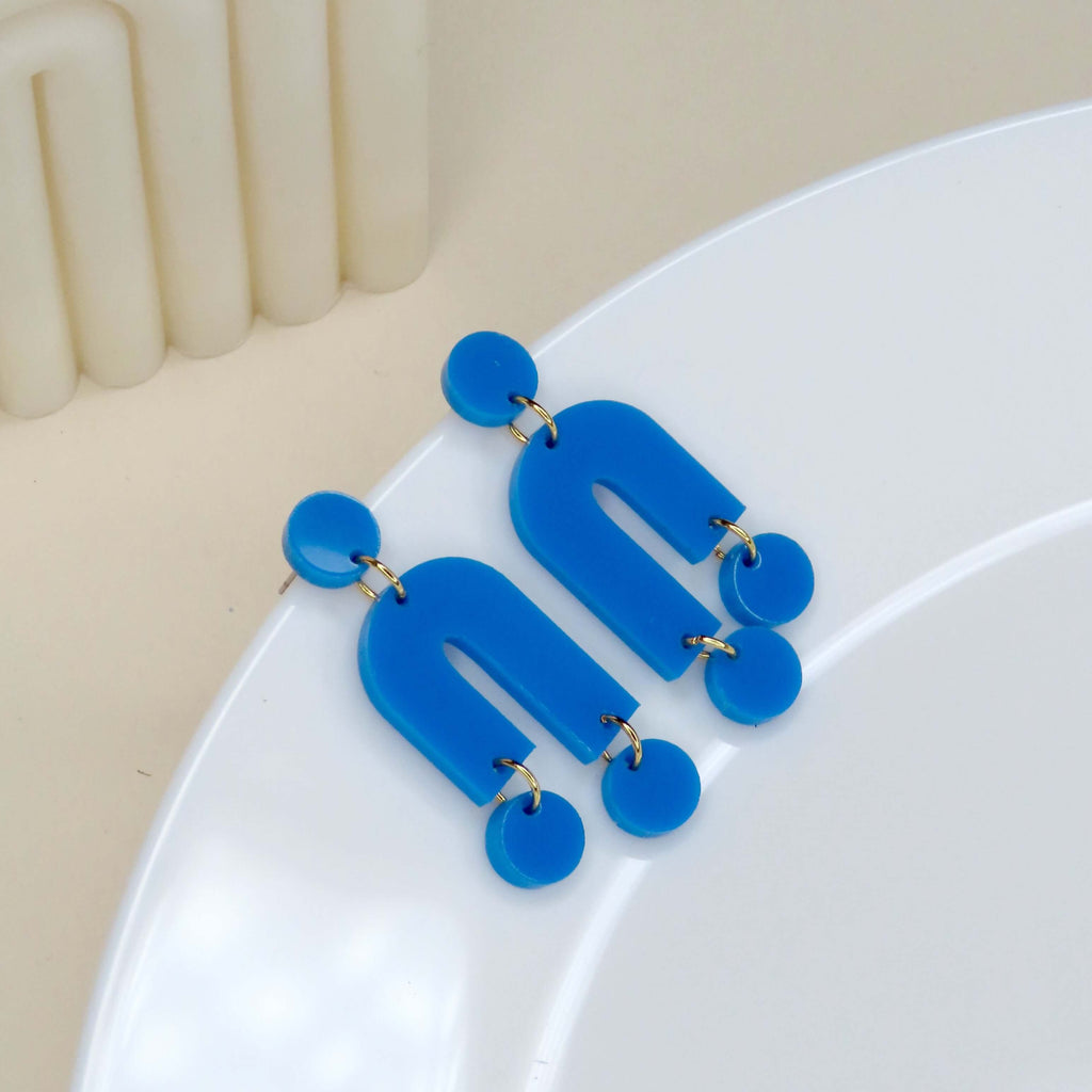 Lange Statement Ohrringe in Azurblau aus Acryl mit geometrischen Formen und Edelstahl Ohrsteckern