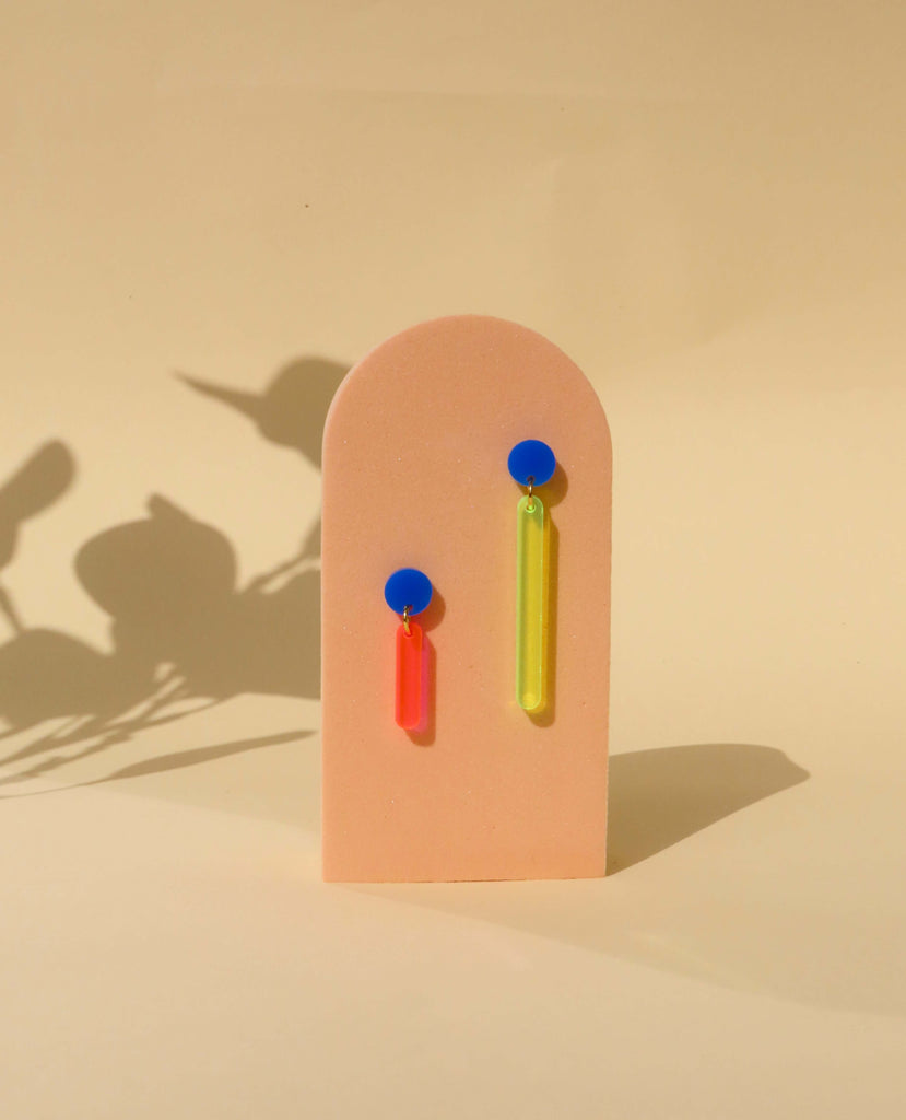 Asymmetrisches Ohrring-Duo aus Acryl in Neonpink und Neongelb mit blauen Steckern aus Edelstahl