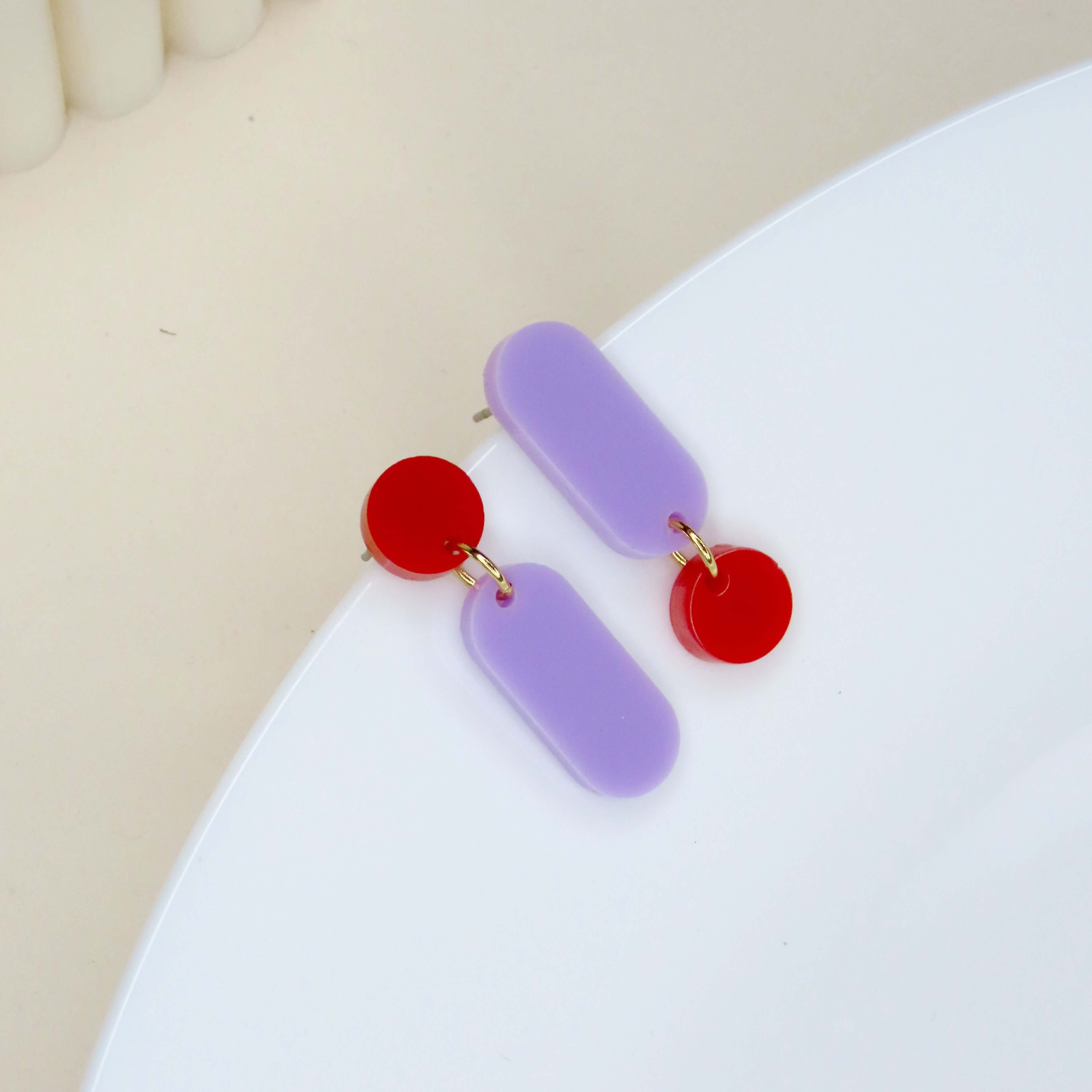 Federleichte Acryl-Ohrringe rot-flieder im asymmetrischen Design mit hautfreundlichem Edelstahl
