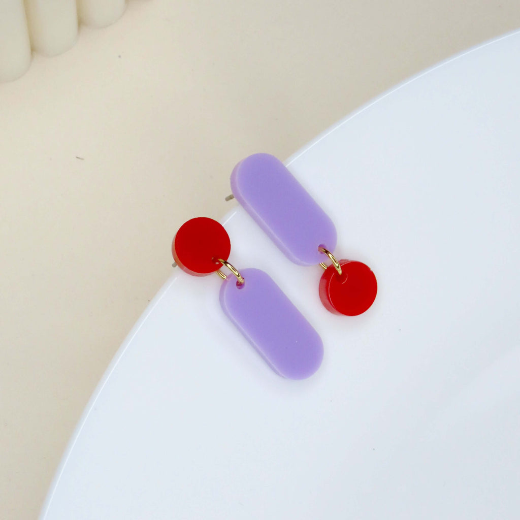 Federleichte Acryl-Ohrringe rot-flieder im asymmetrischen Design mit hautfreundlichem Edelstahl