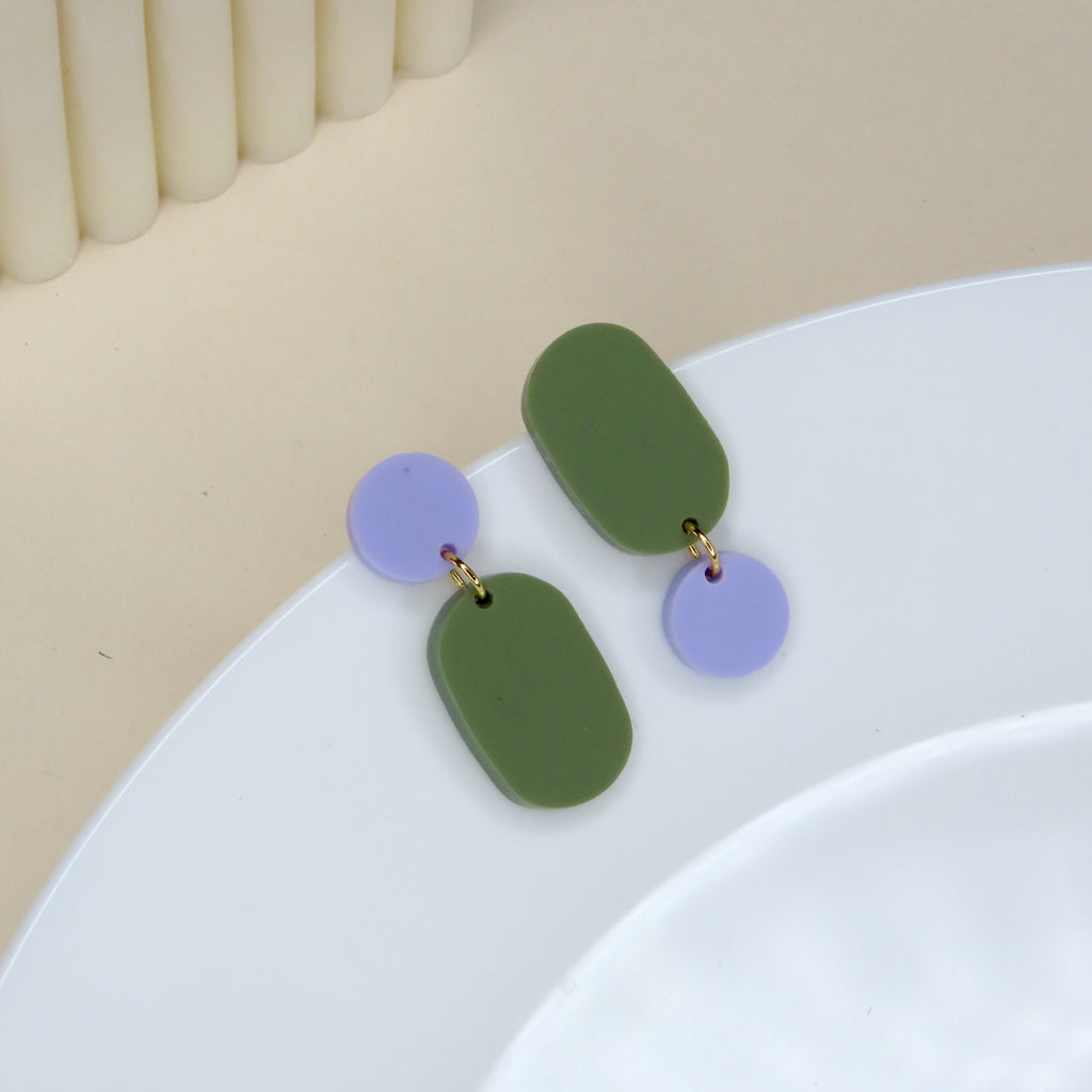 Handgefertigte Acryl-Ohrstecker in asymmetrischer Form mit fliederfarbenem Kreis und olivgrünem Oval
