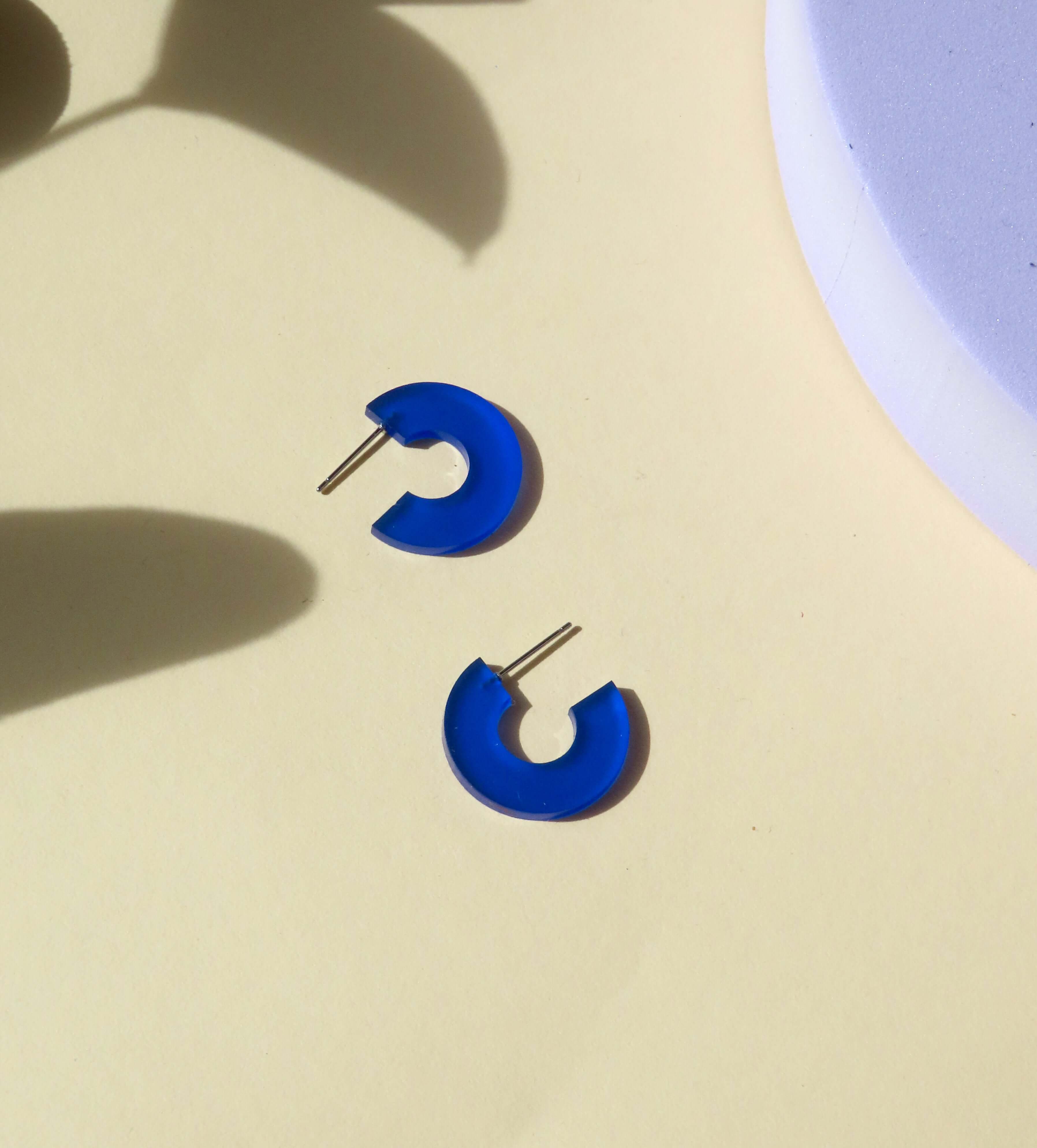 Creolen in intensivem Blau aus Acryl mit filigranem Edelstahlstecker