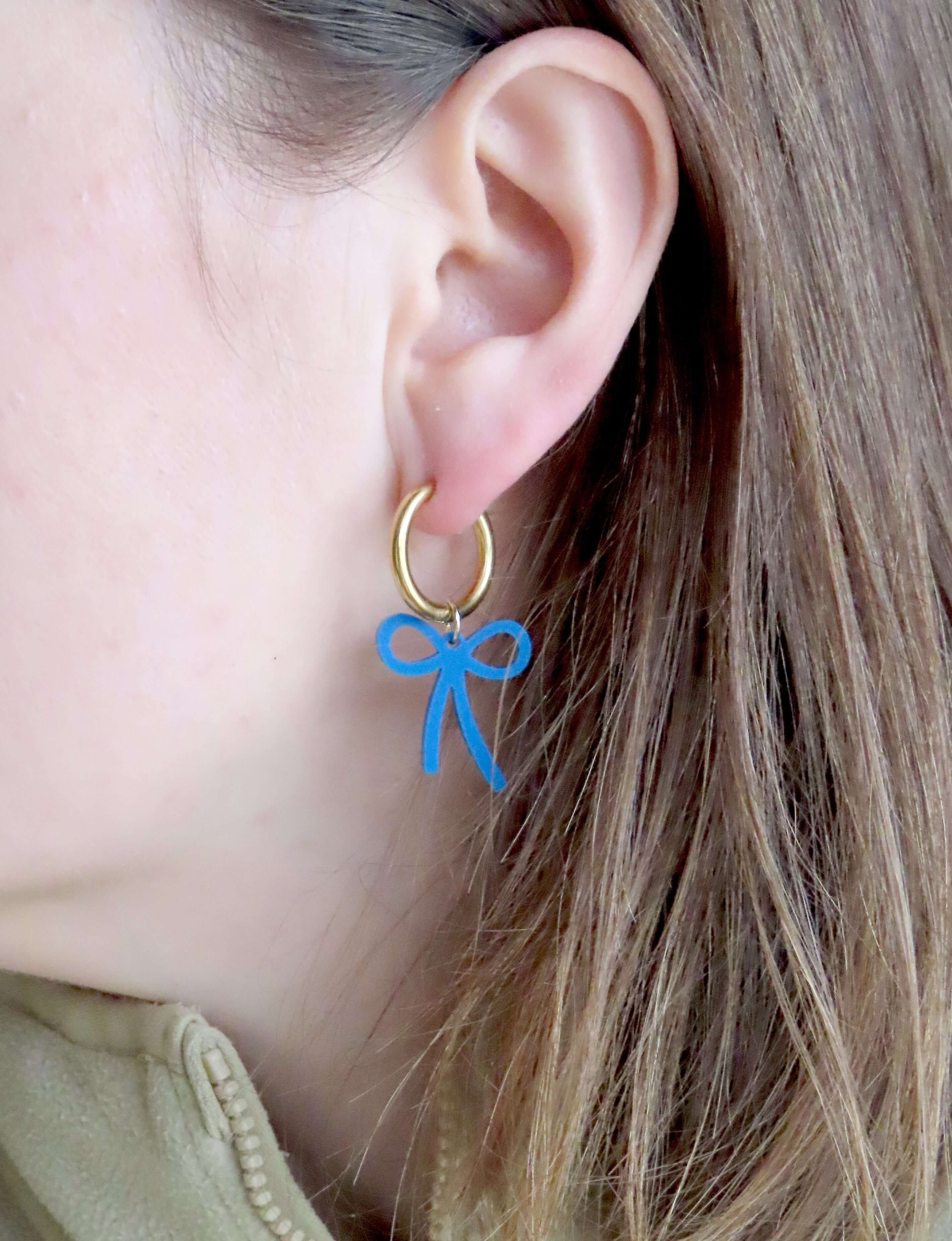 Blue Bow Creolen aus vergoldetem Edelstahl mit zart geformter Schleife in mattem Blau