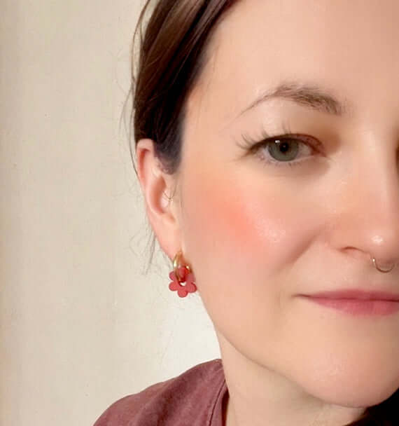Flower-Hoops mit Acrylblume und goldfarbener Edelstahl-Creole